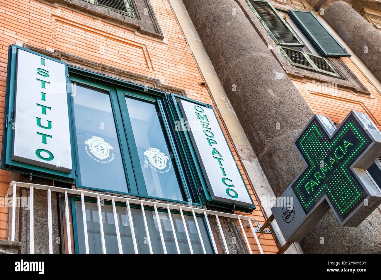 Neapel, Neapel, Italien, Centro Storico, historisches Zentrum, Piazza Dante Platz, homöopathische Apotheke, Farmacia Istituto Omeopatico, homöopathische Apotheke Institut Stockfoto