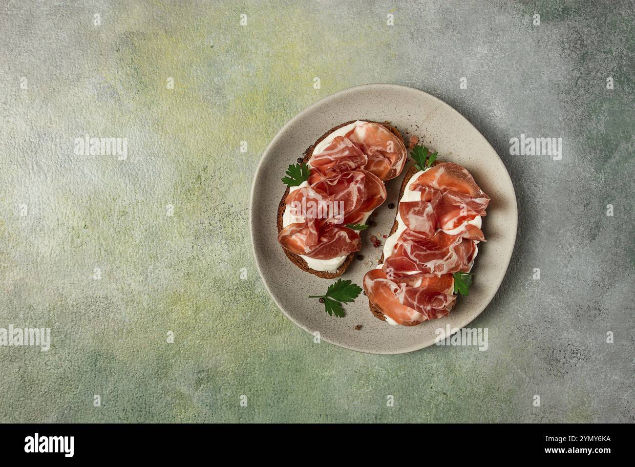 Sandwich mit Frischkäse und Schinken, auf Schwarzkornbrot, Frühstück, hausgemacht Stockfoto