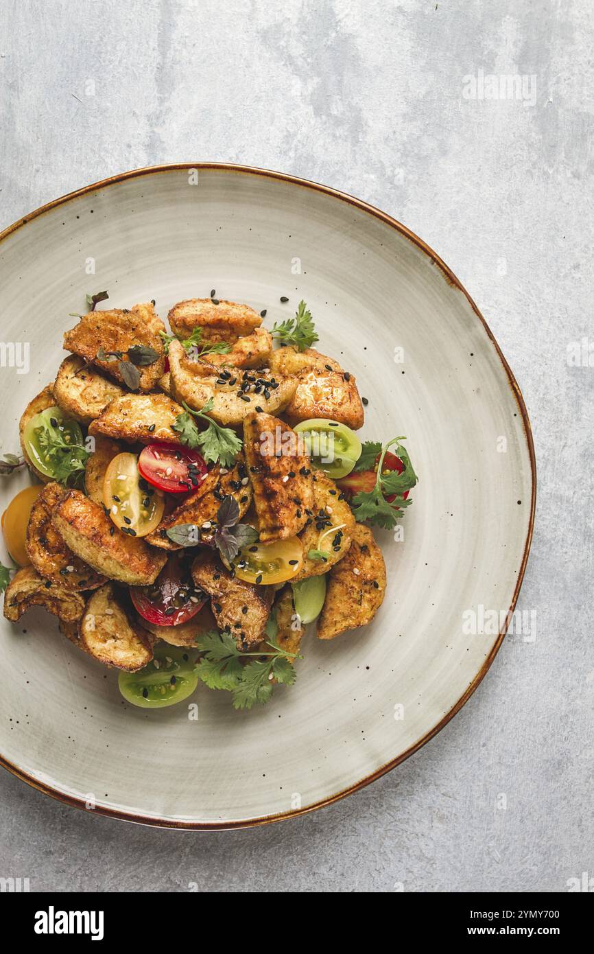 Salat, knusprige Auberginen im Teig, mit Kirsche, Sesamsamen, Olivenöl, hausgemacht, keine Personen Stockfoto