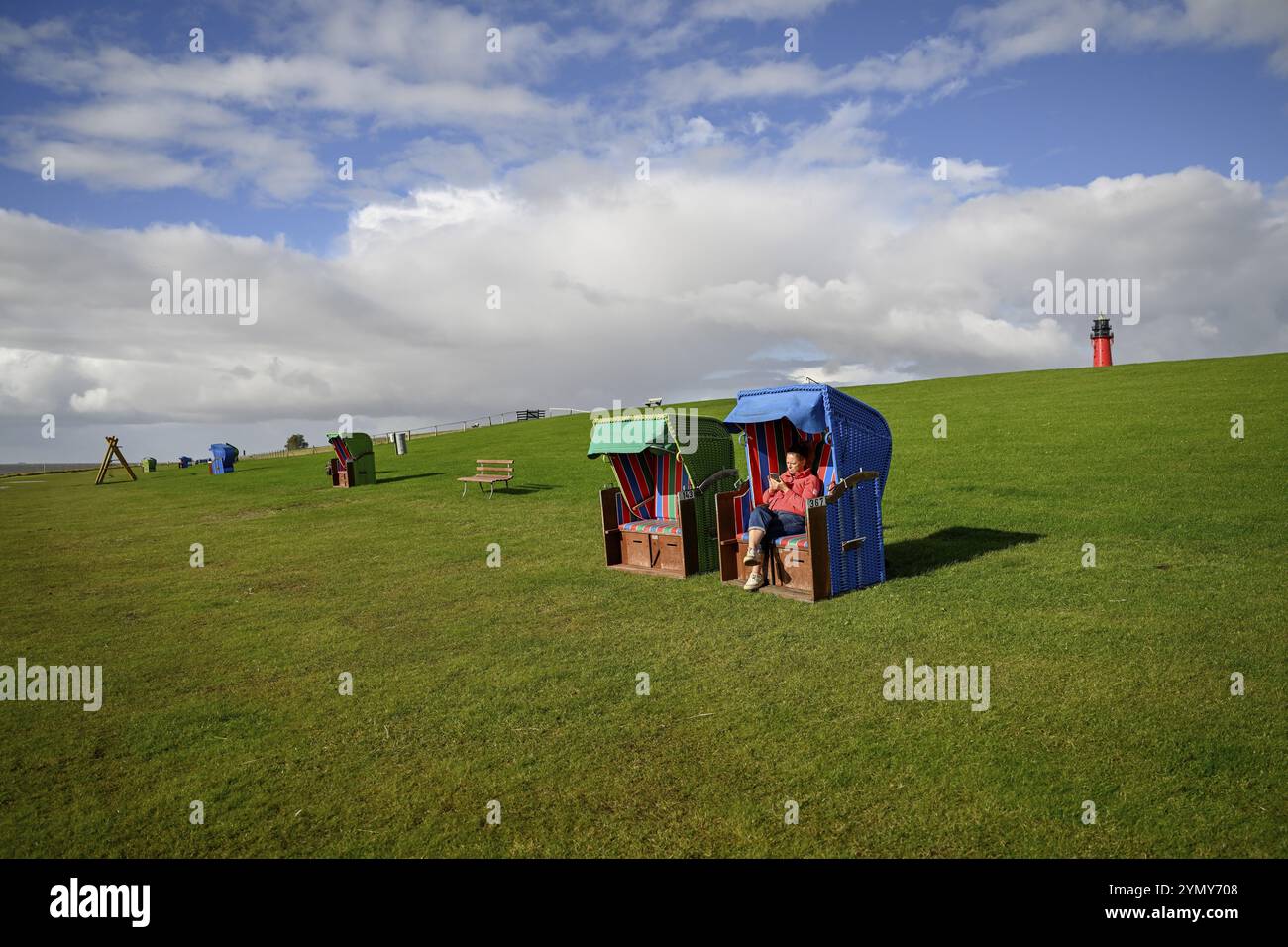 Frau in einer Liege auf der Insel Pellworm, Nationalpark Wattenmeer, Nordfriesland, Deutschland, Europa Stockfoto