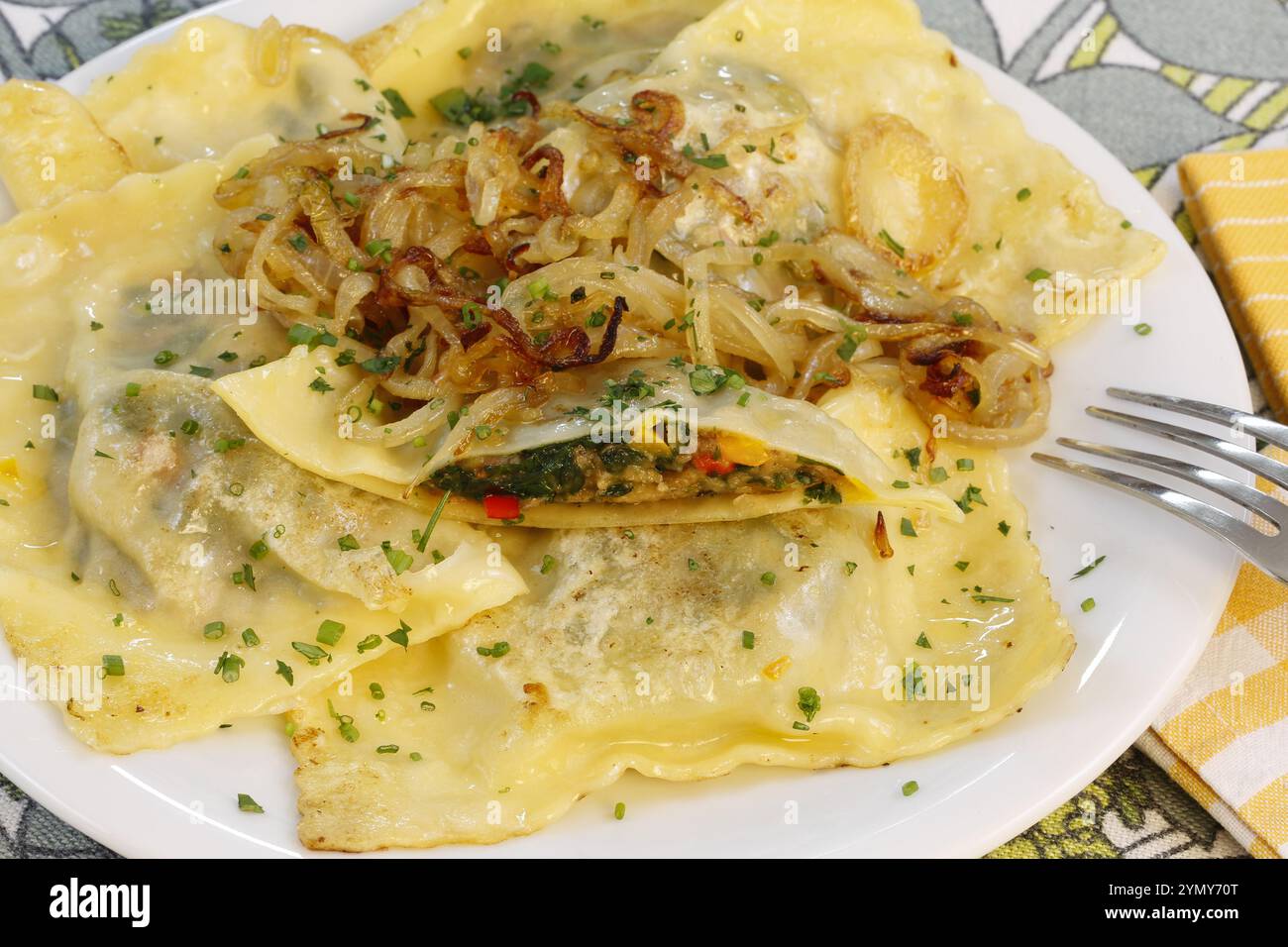 Schwäbische Küche, Maultaschen, vegetarisch, Gemüse Maultaschen, Gemüse im Nudelteig, Spinat, geschälte Zwiebeln, Großmutters Küche, regional, Stockfoto