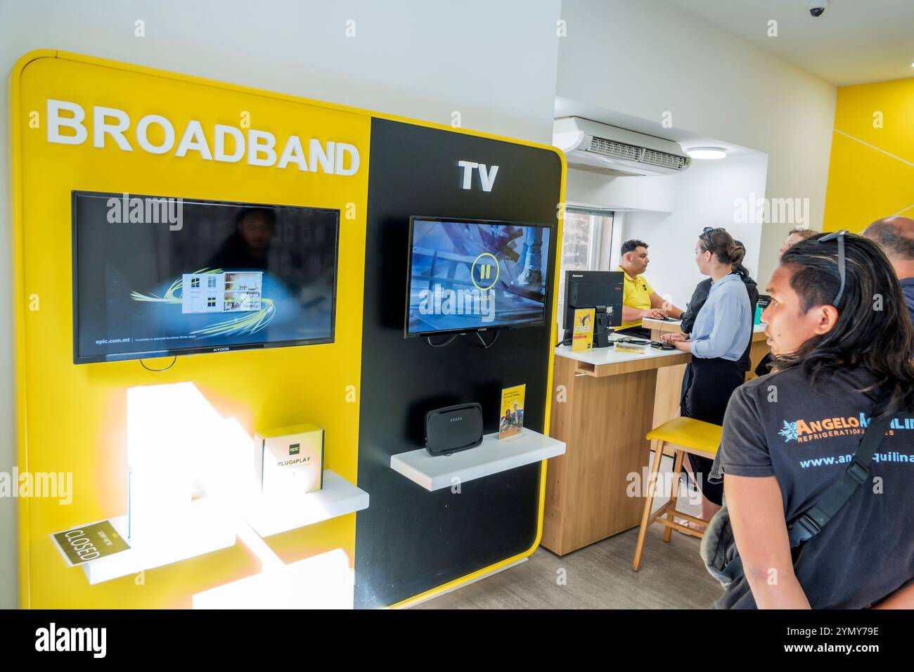 Valletta Malta, Republic Street, Epic Store, Telekommunikationsunternehmen, ehemaliges Vodafone Malta, Breitband-Mobilfernsehdienste, Innenraum, Kundenlinie Stockfoto