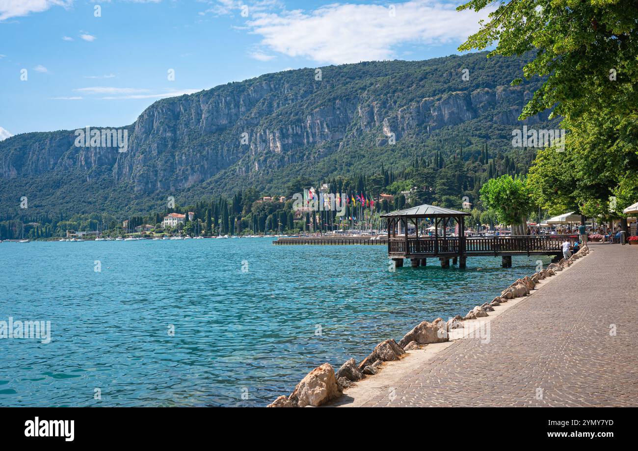 Malerischer Blick auf das Ufer des Gardasees, Italien mit felsigen Bergen im Hintergrund. Stockfoto