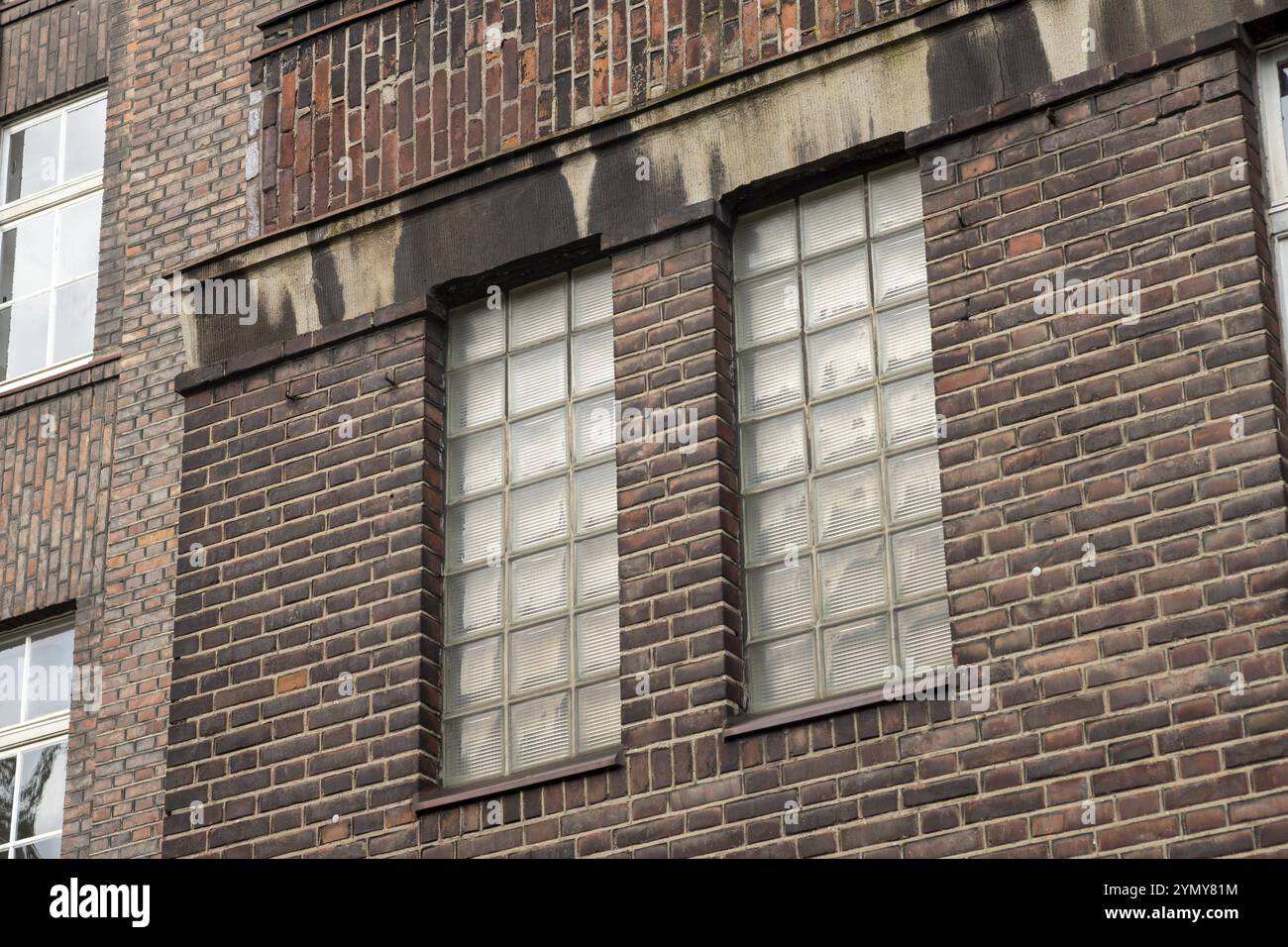 Altes Fenster mit Glasziegeln Stockfoto