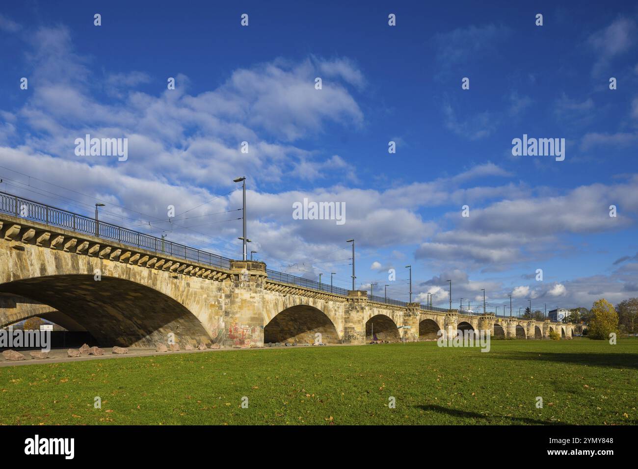 In Dresden werden zwei Brücken über die Elbe zwischen Wilsdruffer Vorstadt und Innere Neustadt als Marienbrücke bezeichnet. Der 434 m lange Steinbogen bridg Stockfoto