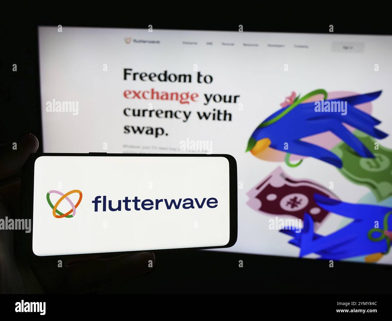 Stuttgart, Deutschland, 13.06.2024: Person, die ein Smartphone mit dem Logo des US-amerikanischen Zahlungsinfrastrukturunternehmens Flutterwave Inc. Vor der Website hält. Fokus o Stockfoto