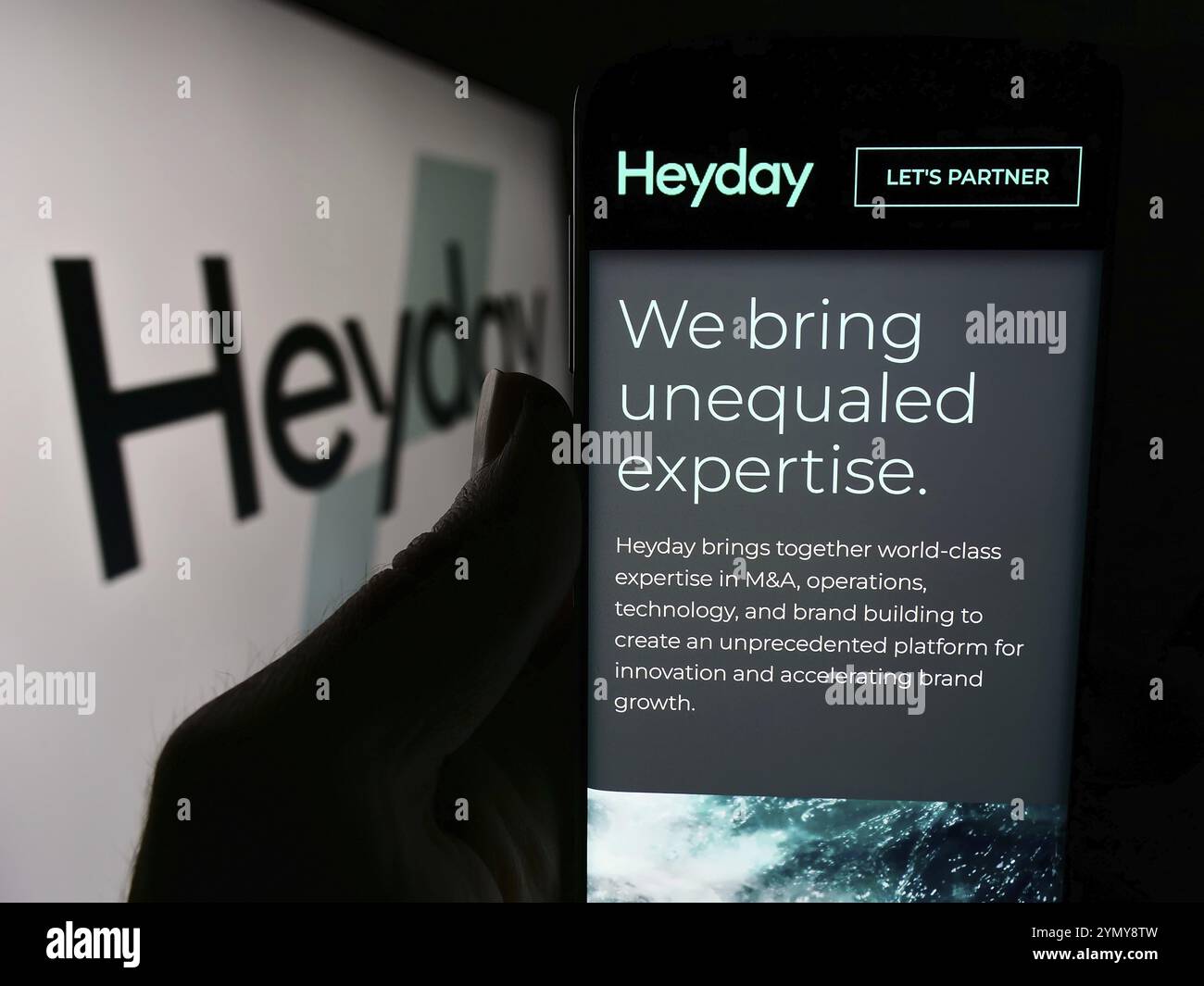 Stuttgart, Deutschland, 14.05.2024: Person, die ein Mobiltelefon hält, mit Webseite des US-amerikanischen E-Commerce-Inkubator-Plattformunternehmens Blütezeit vor dem Logo. Fokus auf ce Stockfoto