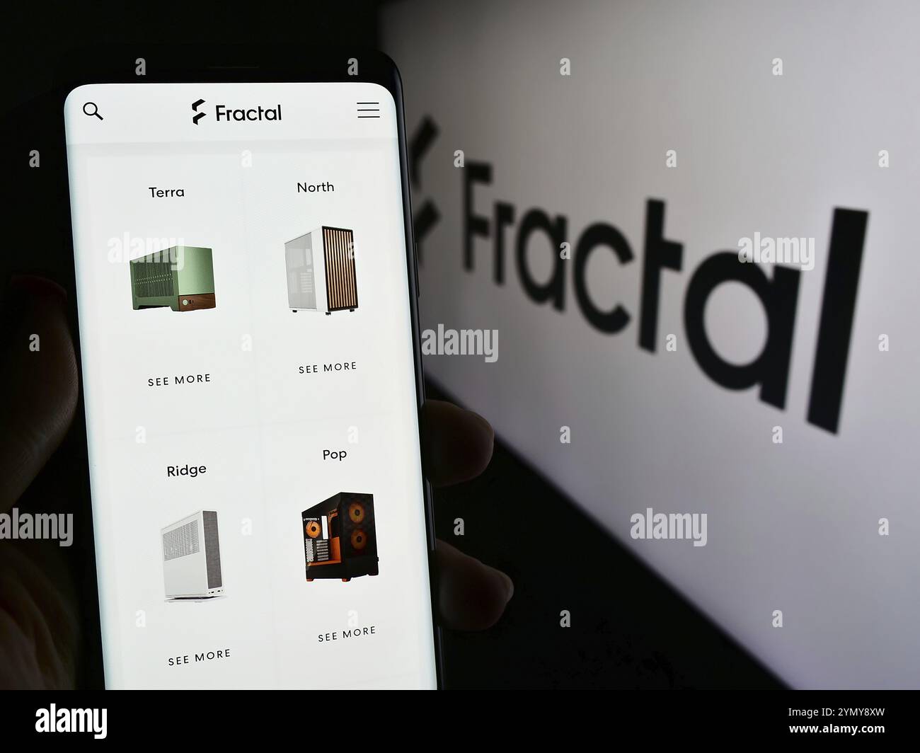 Stuttgart, 24.02.2024: Person, die ein Mobiltelefon hält, mit Webseite des Computerhardware-Designunternehmens Fractal Gaming ab mit Logo. Fokus auf ce Stockfoto