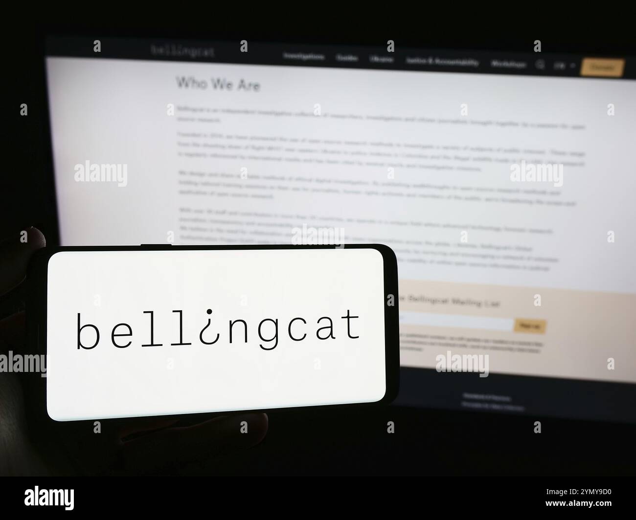Stuttgart, Deutschland, 03.06.2024: Person mit Smartphone mit Logo der niederländischen Investigative Journalism Organisation Bellingcat vor der Website. Foc Stockfoto