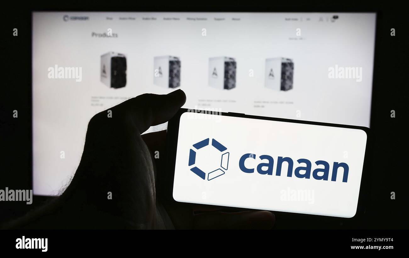 Stuttgart, Deutschland, 07.06.2024: Person mit Mobiltelefon mit Logo des chinesischen Computerhardware-Unternehmens Canaan Inc. Vor der Business-Webseite. Stockfoto