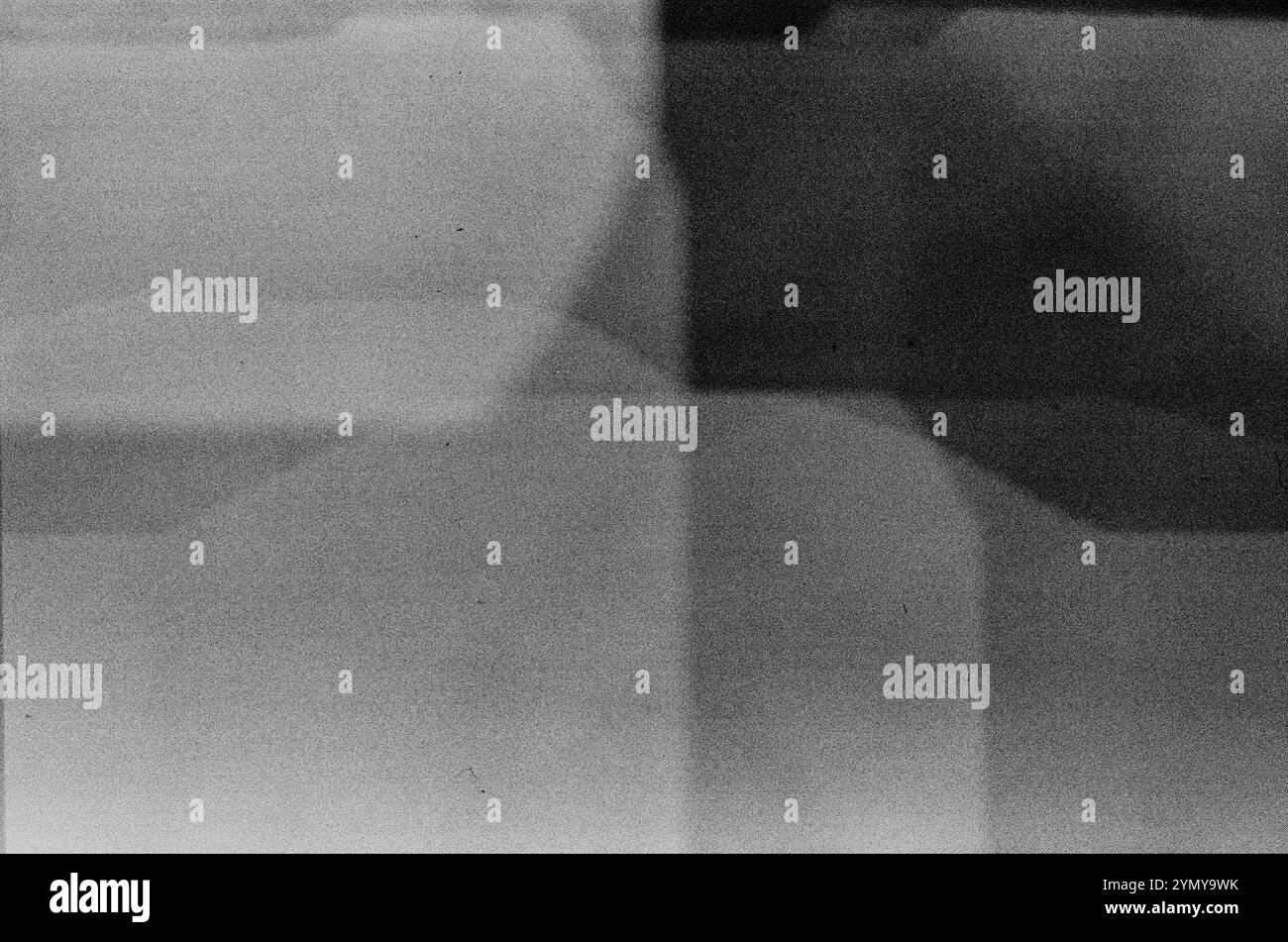 Das Bild zeigt ein Schwarzweißfoto eines Personals in Schwarz-weiß, das Dunkelheit und Einfachheit mit einem Hauch von elektrischem Blau verkörpert Stockfoto