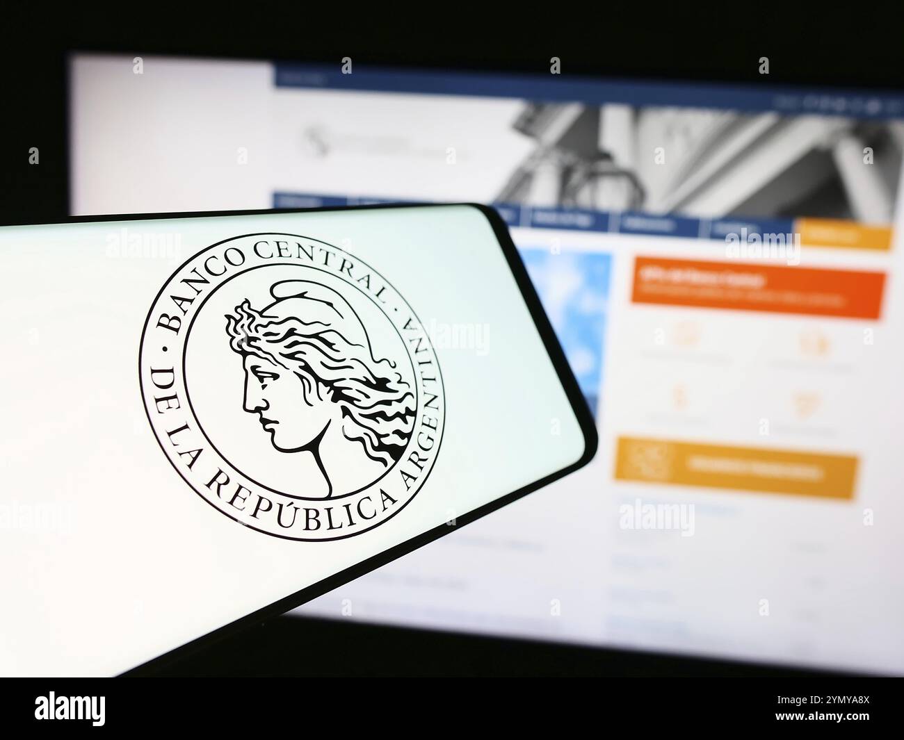 Stuttgart, 16.07.2024: Smartphone mit Logo der Banco Central de la Republica Argentina (BCRA) vor der Website. Fokus auf Mitte links des ph-werts Stockfoto