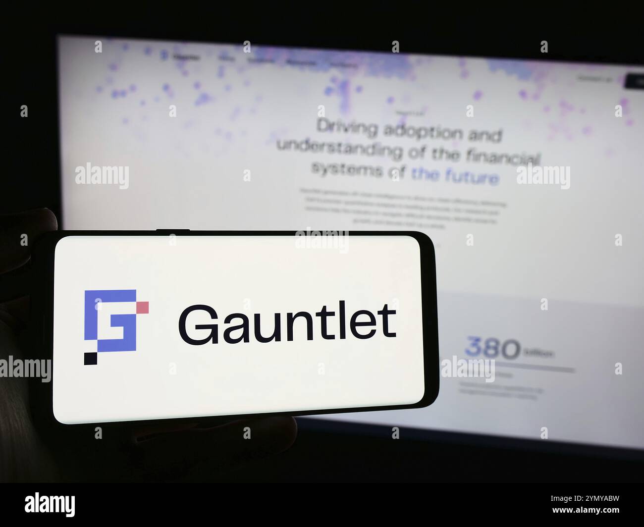 Stuttgart, Deutschland, 28.03.2024: Person, die ein Smartphone mit dem Logo des US-amerikanischen Defi Solutions-Unternehmens Gauntlet Networks Inc. Vor der Website hält. Konzentrieren Sie sich auf Stockfoto