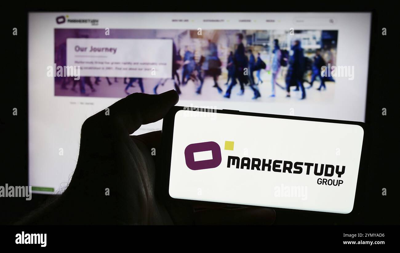 Stuttgart, 27.06.2024: Person mit Mobiltelefon mit Logo der britischen Versicherungsgesellschaft Markerstudy Group Limited vor der Webseite. Foc Stockfoto