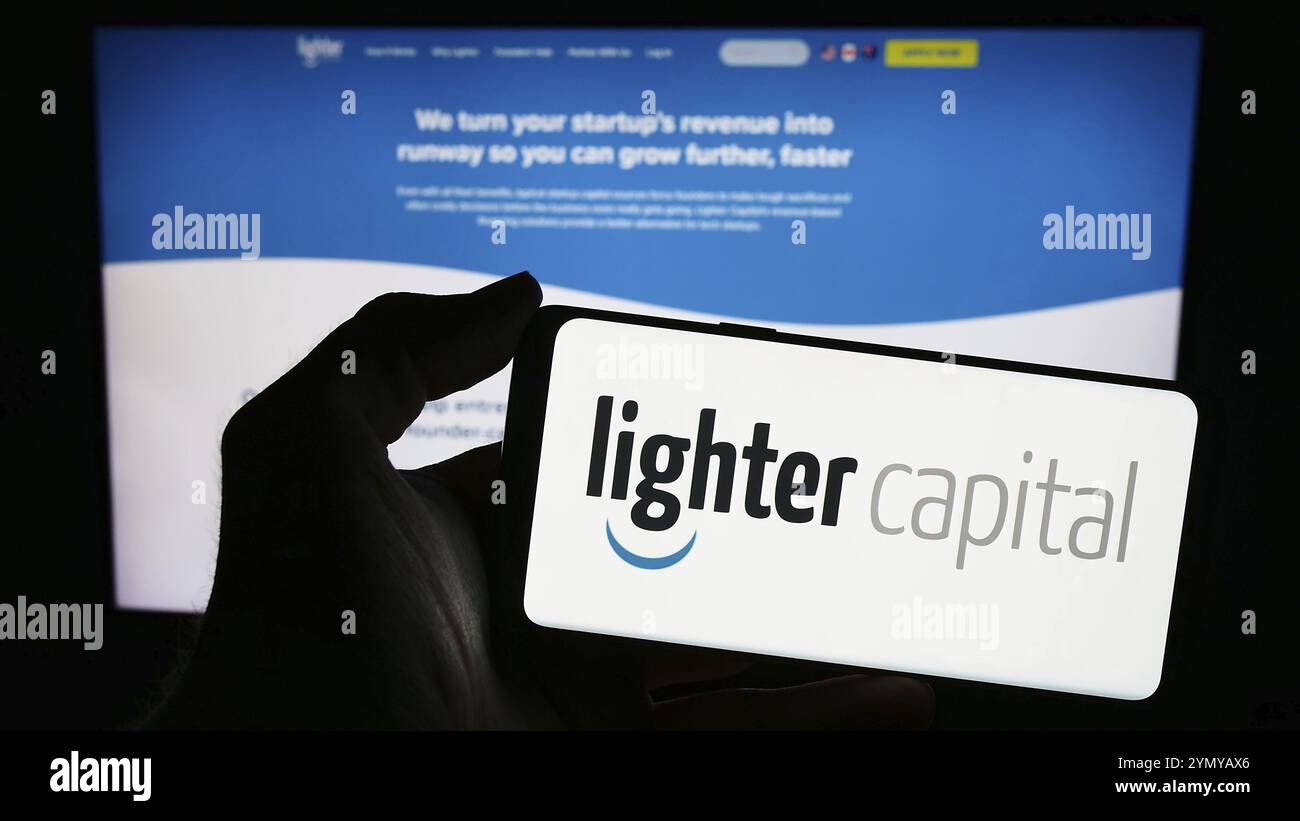 Stuttgart, Deutschland, 26.02.2024: Person, die ein Smartphone mit dem Logo des US-amerikanischen Finanzierungsunternehmens Lighter Capital Inc. Vor der Website hält. Fokus o Stockfoto
