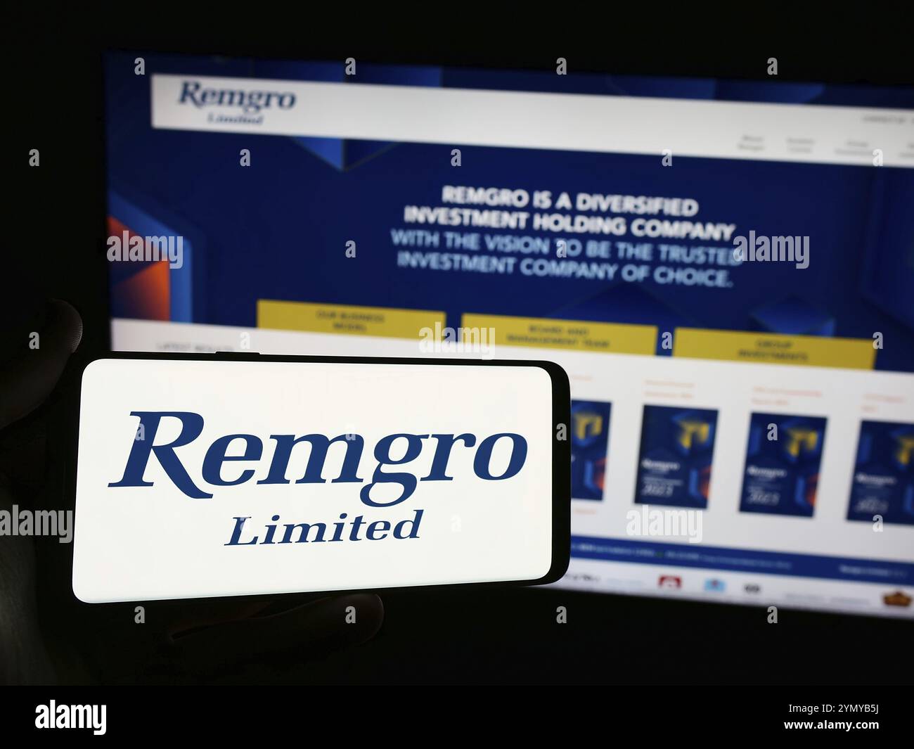 Stuttgart, Deutschland, 06.11.2024: Person, die ein Smartphone mit dem Logo der südafrikanischen Investmentgesellschaft Remgro Limited vor der Website hält. Fokus auf p Stockfoto