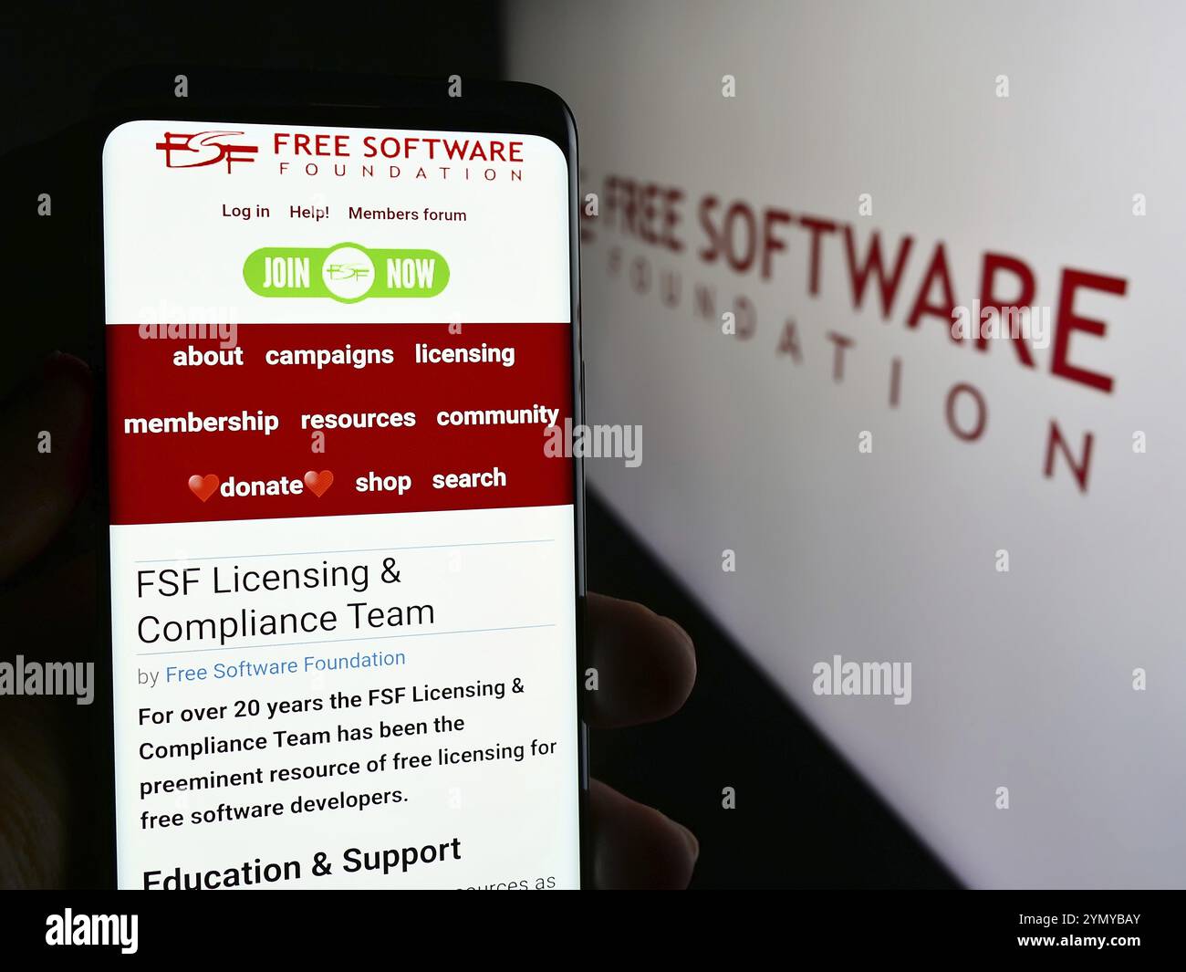 Stuttgart, Deutschland, 22.05.2024: Person, die ein Mobiltelefon hält, mit Webseite der Free Software Foundation (FSF) vor dem Logo. Schwerpunkt auf cen Stockfoto