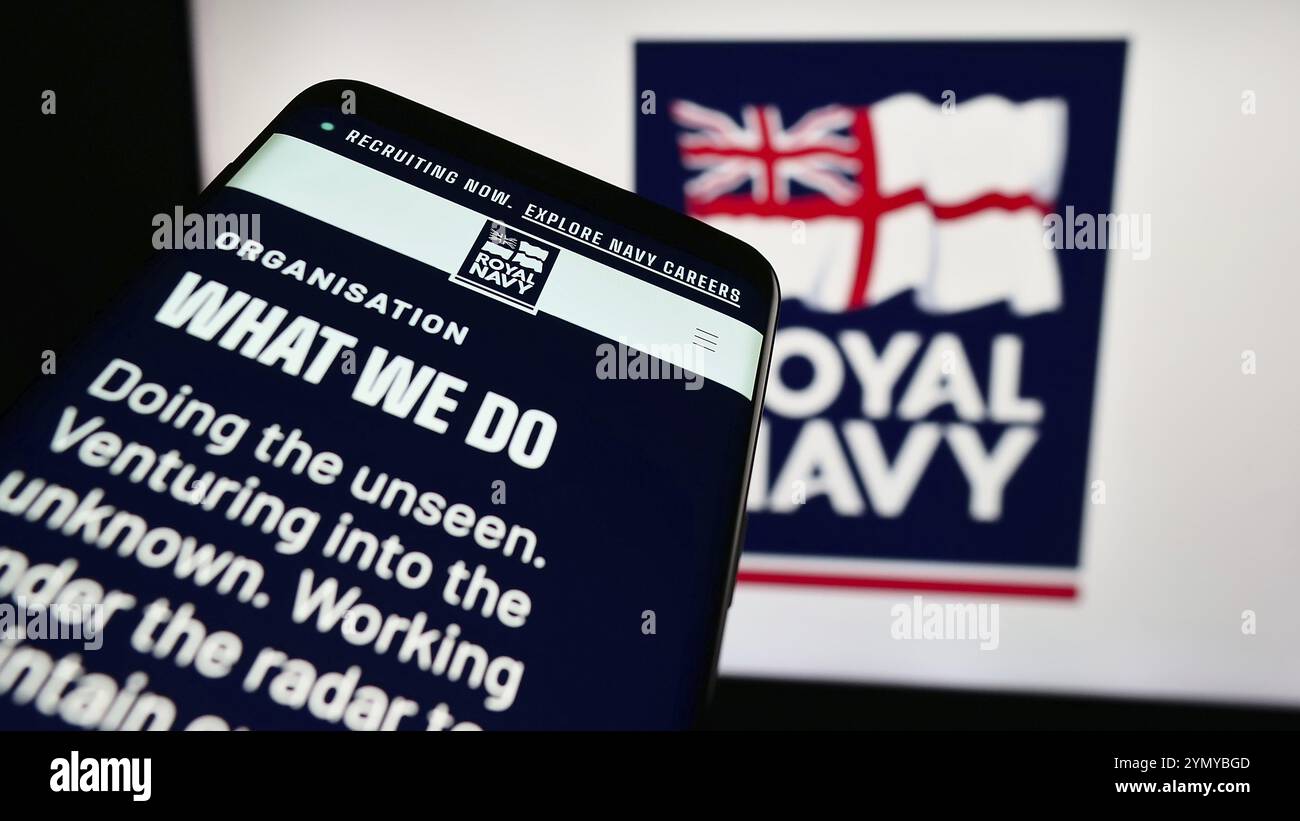 Stuttgart, 25.03.2024: Mobiltelefon mit Website der britischen Marine Royal Navy (RN) vor dem Logo. Konzentrieren Sie sich auf das Telefon oben links Stockfoto