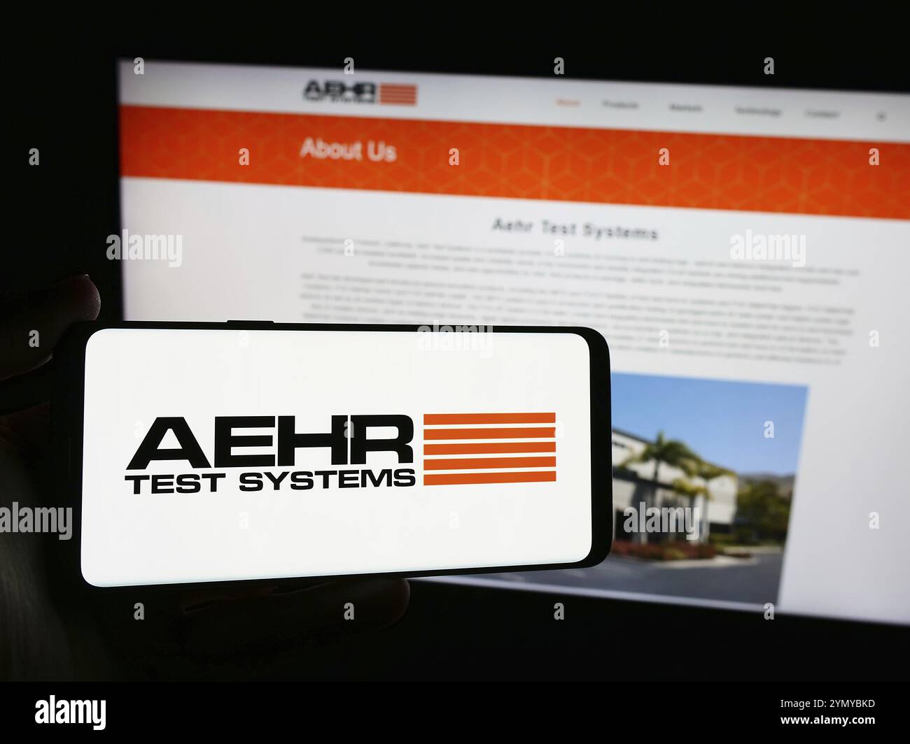 Stuttgart, Deutschland, 28.04.2024: Person mit Smartphone mit Logo des US-amerikanischen Halbleiterprüfers Aehr Test Systems vor der Website. Fokus o Stockfoto