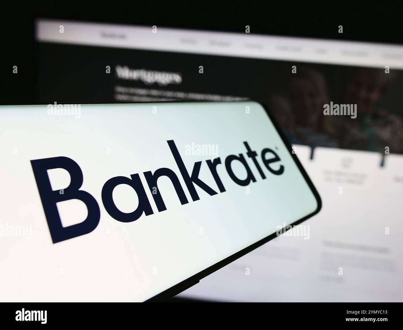 Stuttgart, Deutschland, 05.03.2024: Smartphone mit Logo des amerikanischen Konsumentenfinanzierungsunternehmens Bankrate LLC vor der Business-Website. Fokus auf Mitte-l Stockfoto