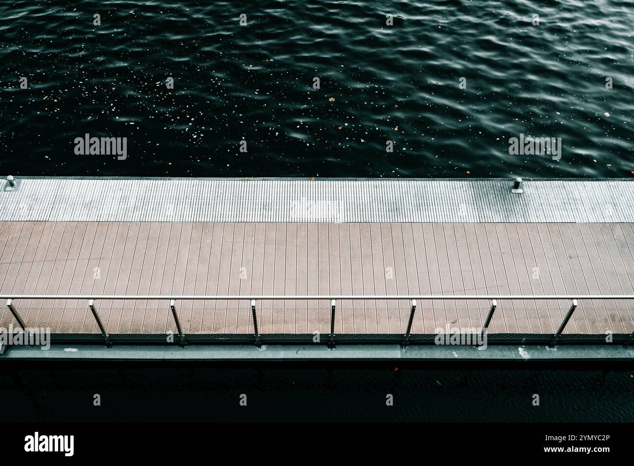 Moderner Riverside Walkway Über Ruhigen Gewässern Stockfoto