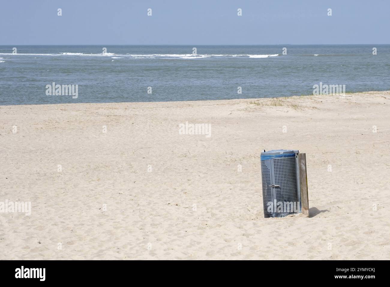 Sandstrand mit Mülltonne auf der französischen Nordsee Stockfoto