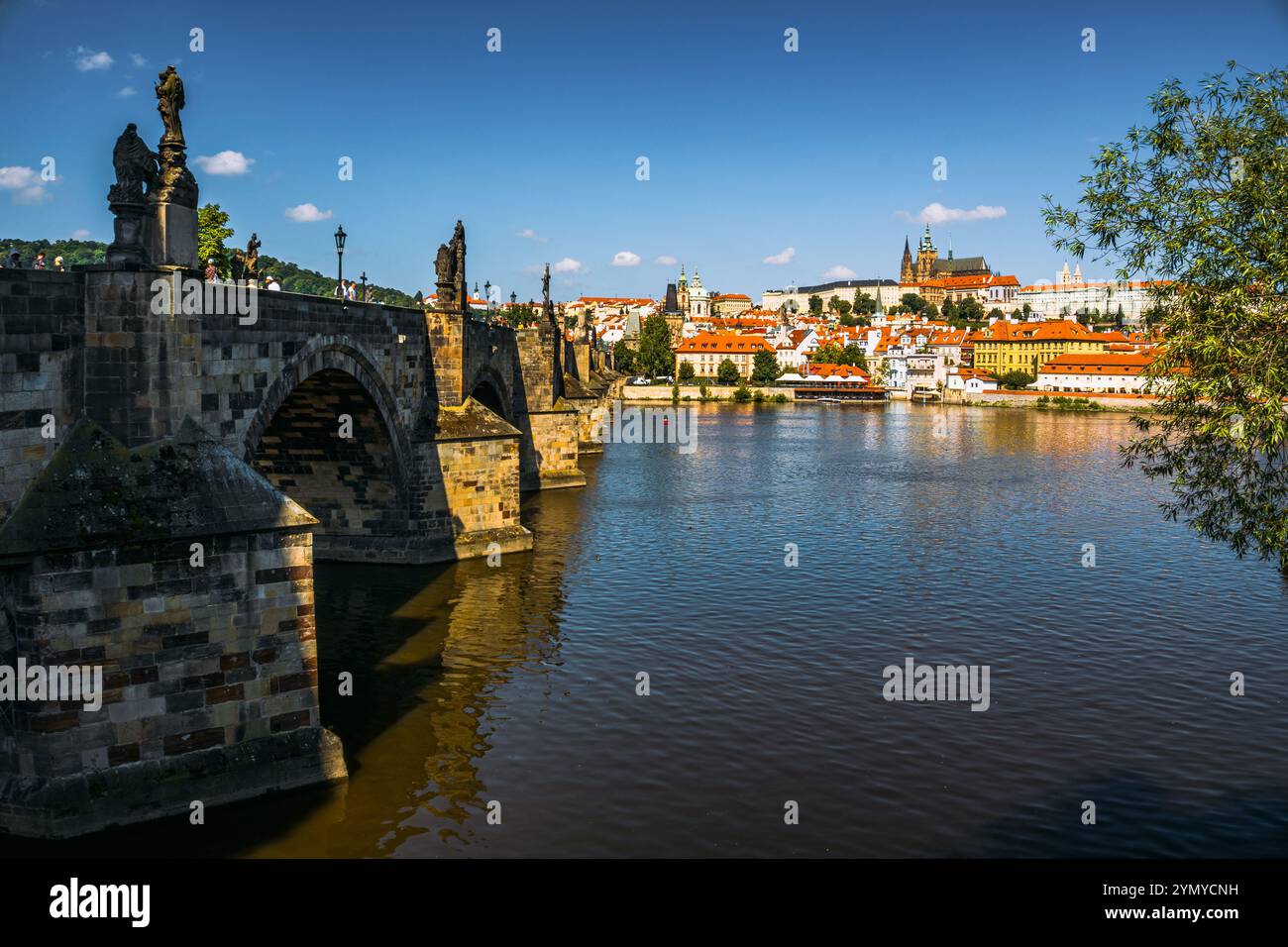 Ikonischer Blick auf die Prager Burg von der Karlsbrücke mit dekorativem Eisen und historischen Statuen Stockfoto