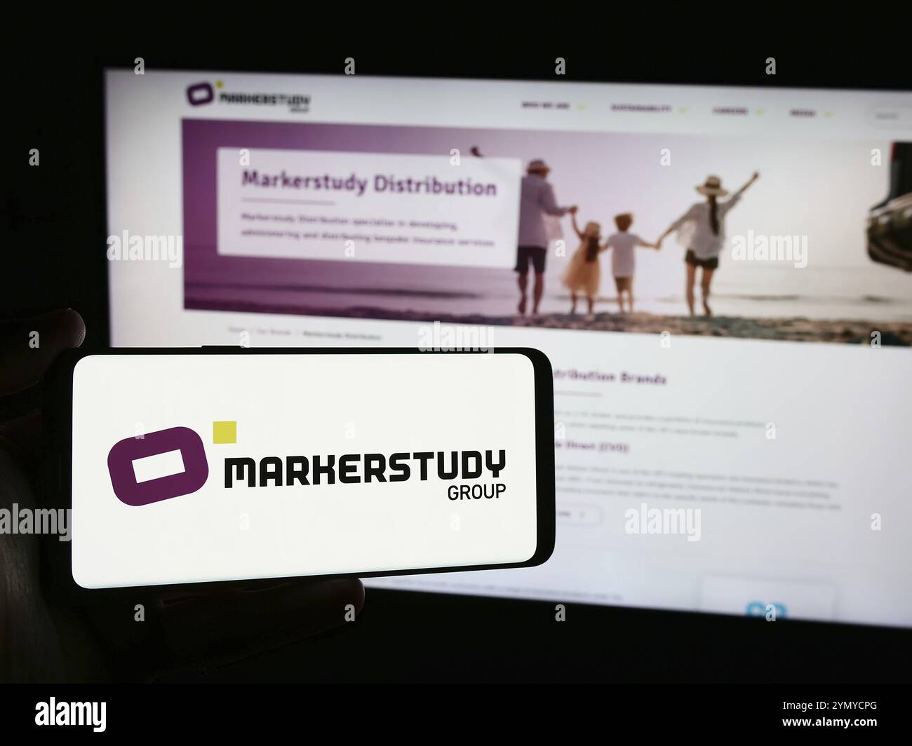 Stuttgart, 27.06.2024: Person mit Smartphone mit Logo der britischen Versicherungsgesellschaft Markerstudy Group Limited vor der Website. Fokus Stockfoto