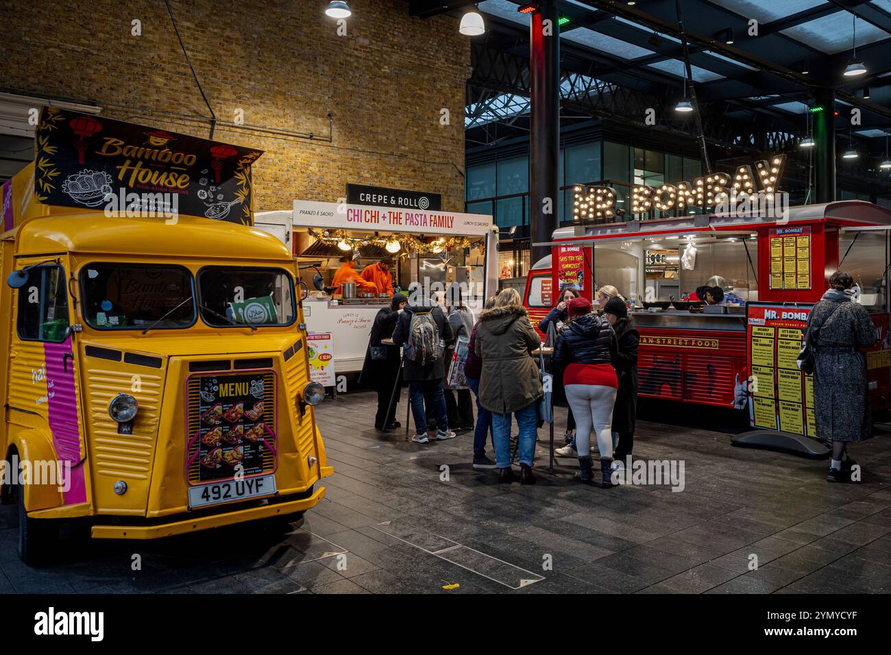 Street Food Spitalfields Market London - Mr Bombay Street Food London. Mr. Bombay Indian Street Food im Spitalfields Market London. Stockfoto