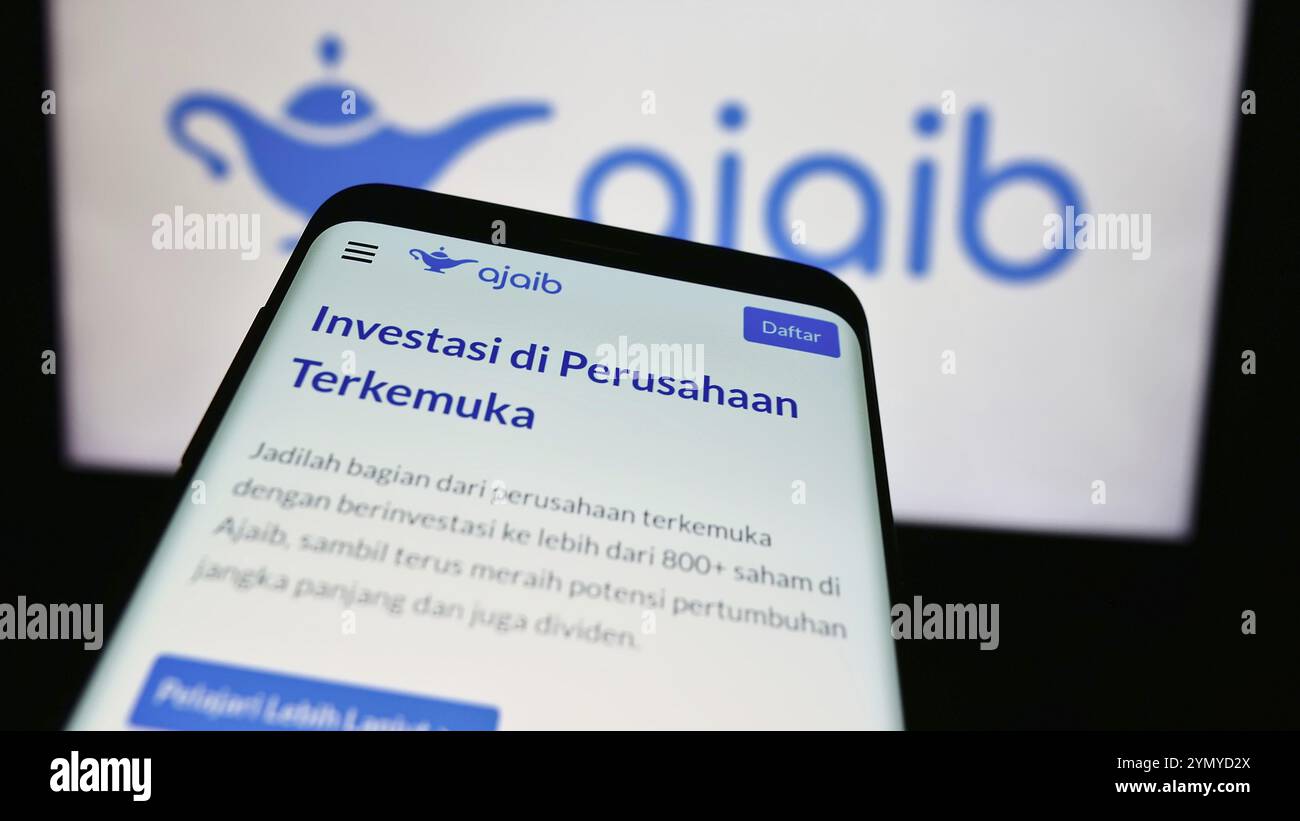 Stuttgart, Deutschland, 16.05.2024: Mobiltelefon mit Website des Online-Maklerunternehmens PT Ajaib Teknologi Indonesia vor Geschäftslogo. Konzentrieren Sie sich auf Stockfoto