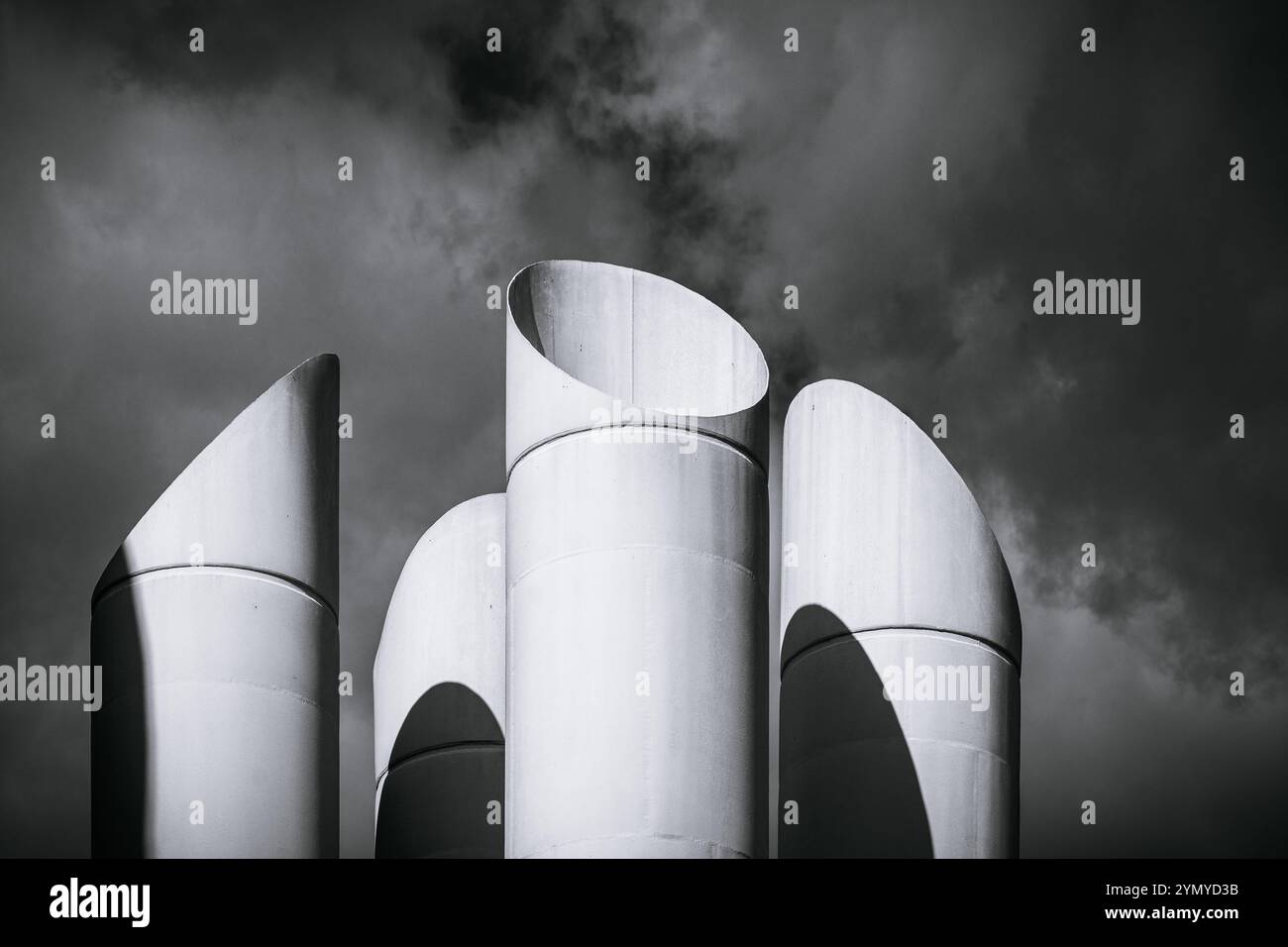 Moderne architektonische Skulptur vor dramatischem Himmel in Ústí nad Labem Stockfoto