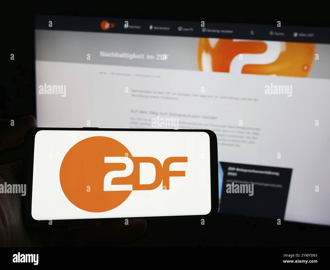 Stuttgart, Deutschland, 04.10.2024: Person mit Smartphone mit Logo des Fernsehsenders zweites Deutsches Fernsehen (ZDF) vor der Website. F Stockfoto