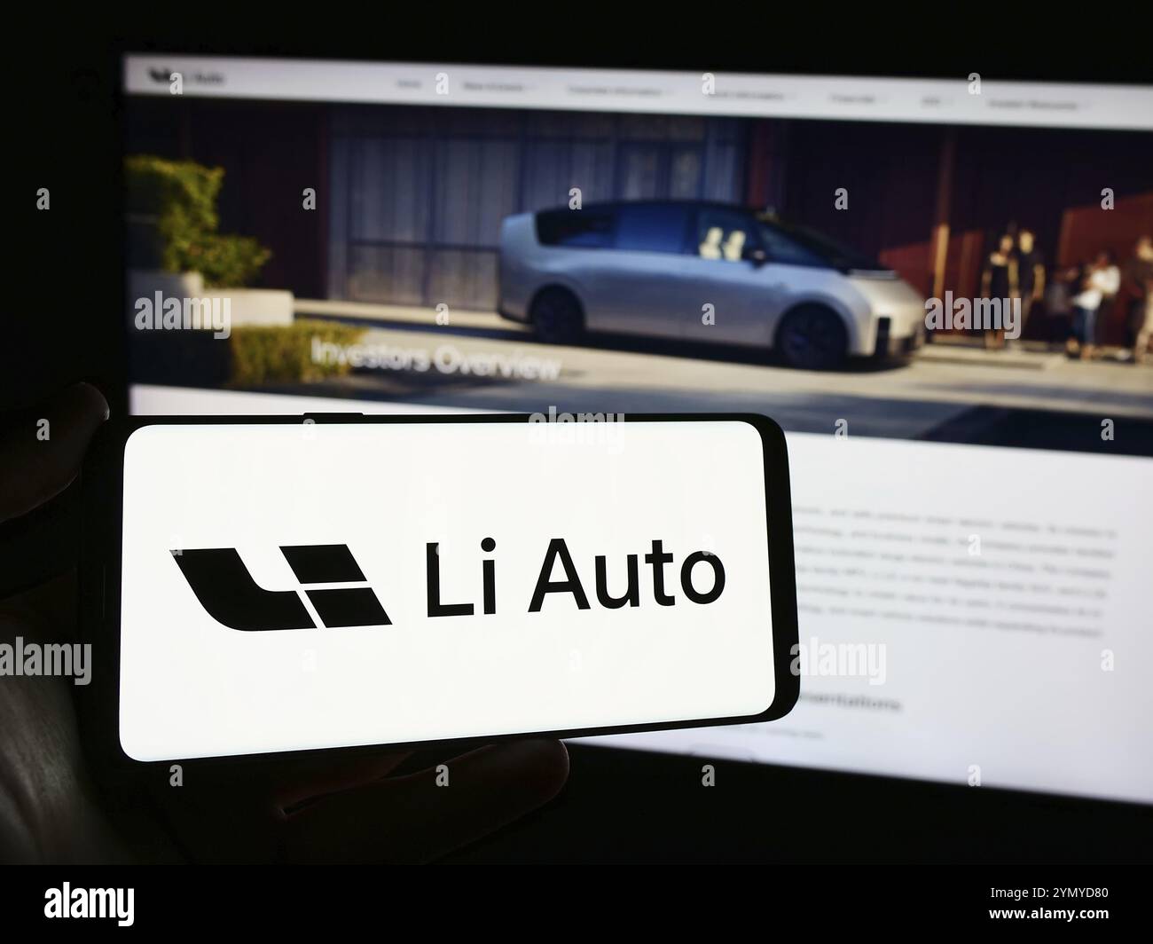 Stuttgart, Deutschland, 16.03.2024: Person, die ein Mobiltelefon mit dem Logo des chinesischen Elektrofahrzeugunternehmens Li Auto Inc. Vor der Webseite hält. Fokussieren Stockfoto