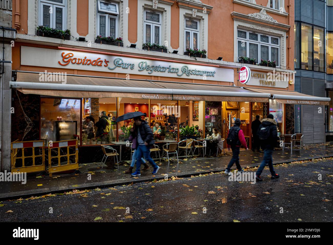 Govinda's veganes und veganes Restaurant Soho London, gegründet 1979. Hare Krishna verbindet Restaurant in der 9 Soho St, London. Radha Krishna Temple London. Stockfoto Govinda's veganes und veganes Restaurant Soho London, gegründet 1979. Hare Krishna verbindet Restaurant in der 9 Soho St, London. Radha Krishna Temple London. Stockfoto