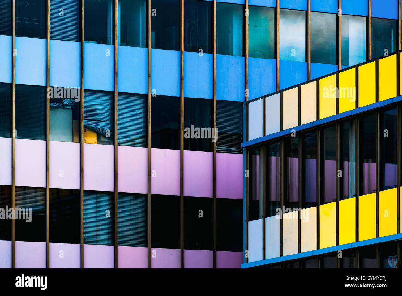 Farbenfrohe Fassade mit geometrischen Fenstermustern Stockfoto