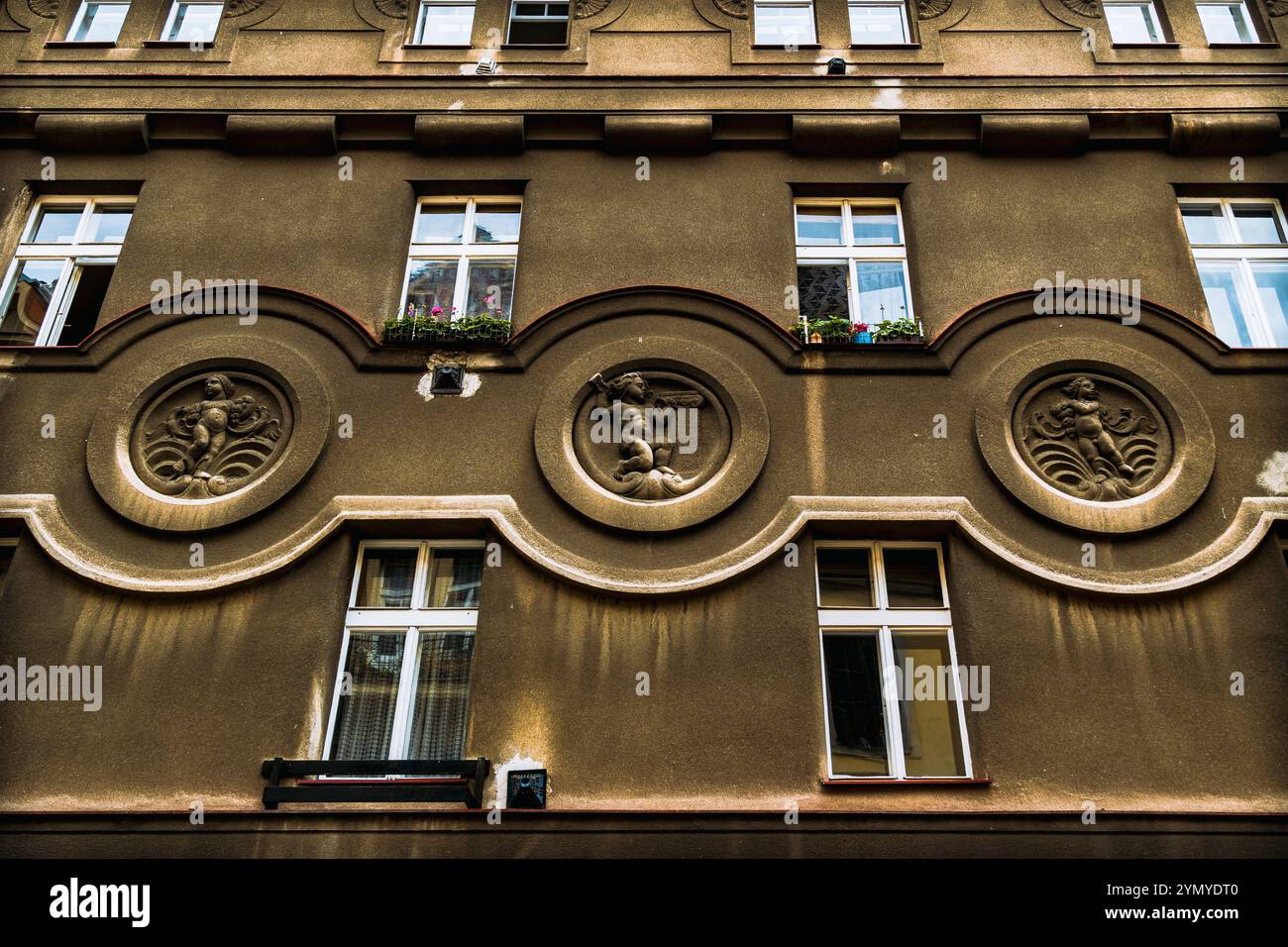 Städtische Wohnfassade mit lebhaften Farben und Design Stockfoto