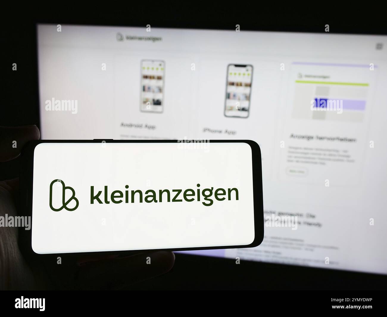 Stuttgart, Deutschland, 13.04.2024: Person, die ein Smartphone mit Logo der deutschen Kleinanzeigen-Plattform-Firma kleinanzeigen.de GmbH vor der Website hält. Stockfoto