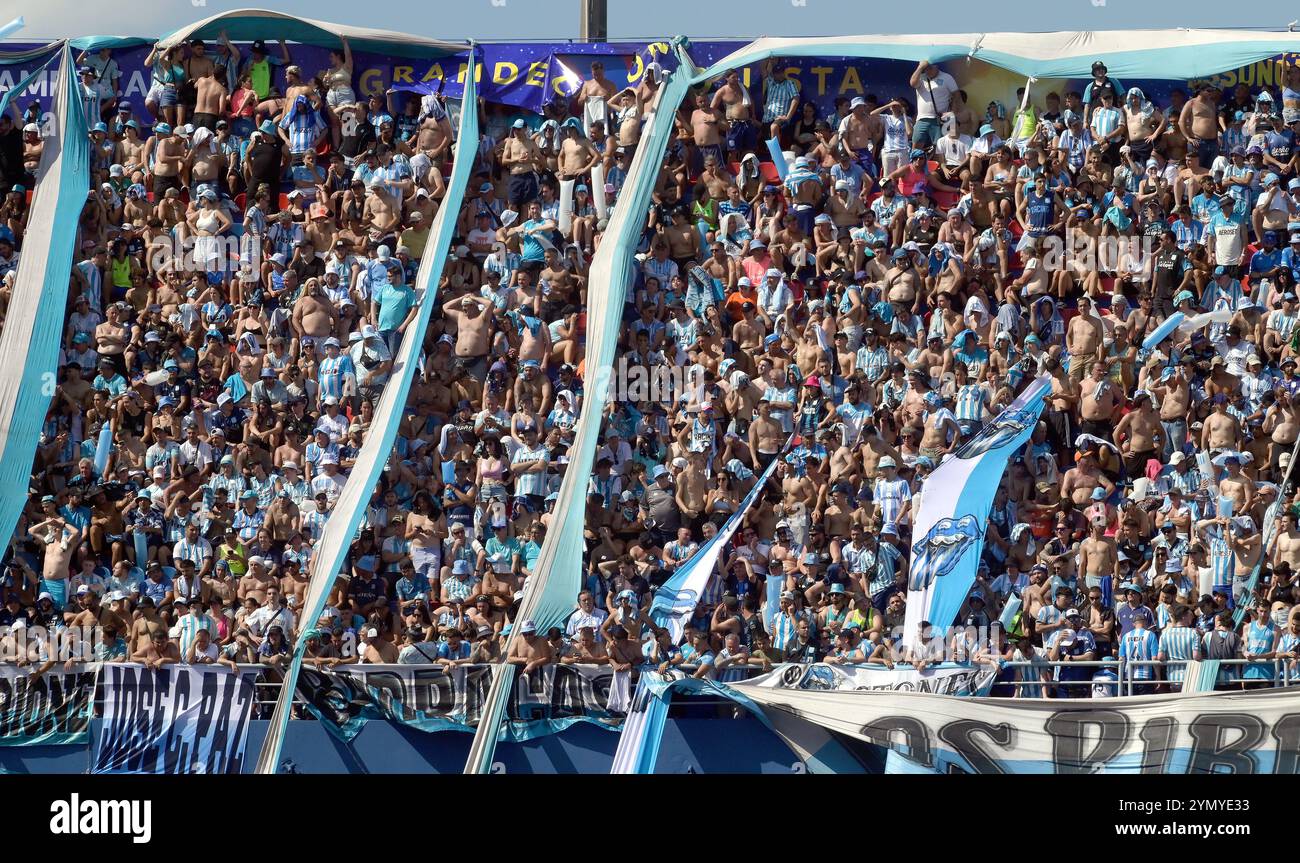 Argentiniens Racing Club Fans jubeln ihr Team vor / während des letzten Fußballspiels der CONMEBOL Copa Sudamericana gegen den brasilianischen Cruzeiro im La Nueva Olla Stadion in Asuncion, Paraguay, am 23. November 2024 an. Stockfoto