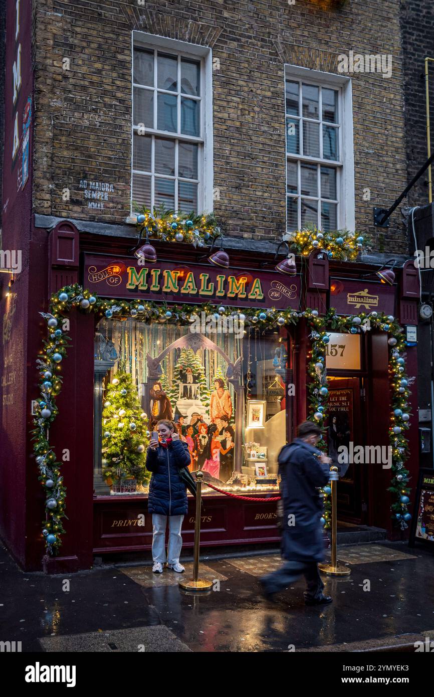 House of MinaLima Soho London – ein Geschäft, das von den Designern entworfen wurde, die für das Aussehen der grafischen Requisiten von Harry Potter und Fantastic Beast Films verantwortlich sind Stockfoto