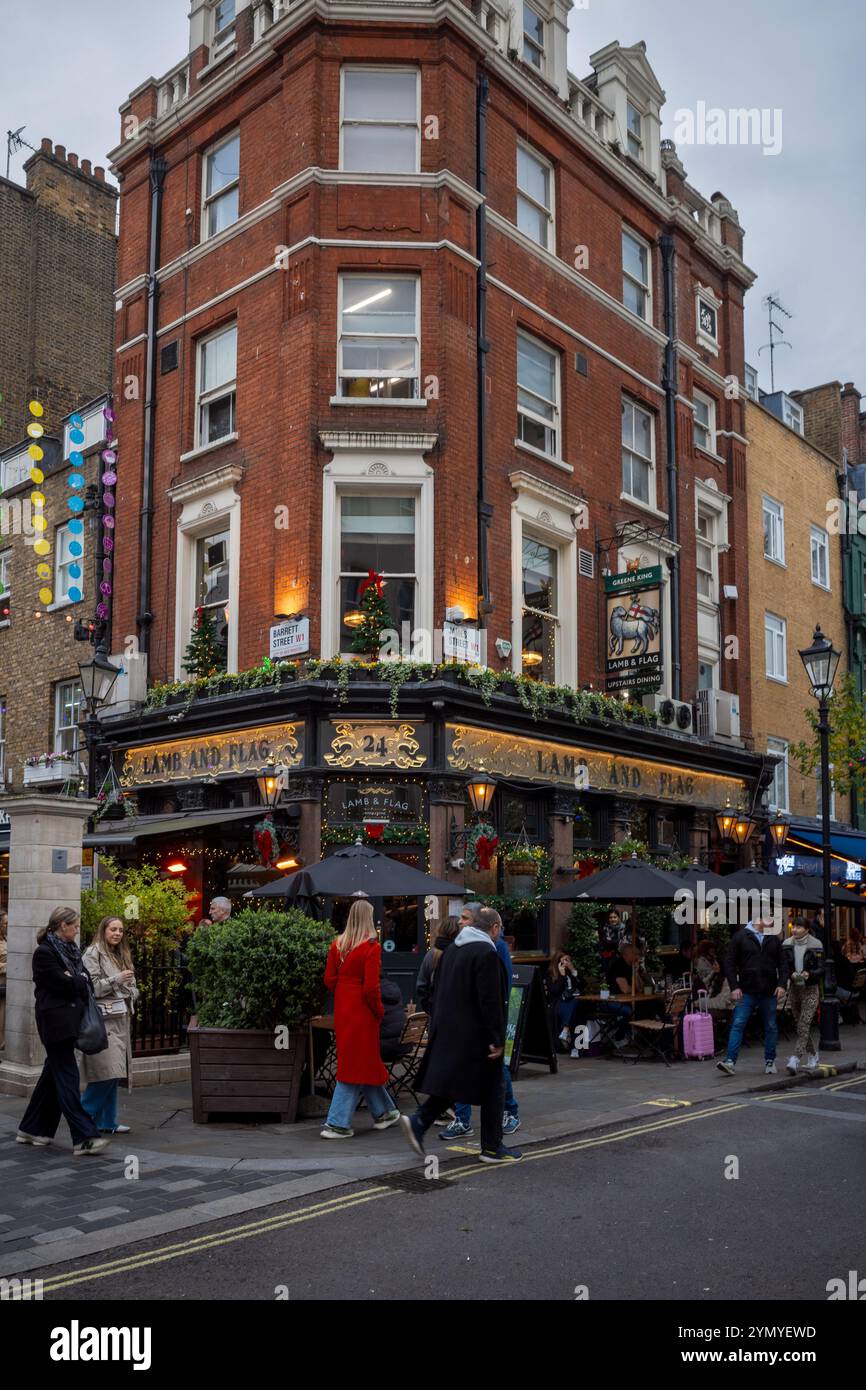 Lamb and Flag Pub 24 James St Marylebone London. Denkmalgeschütztes georgianisches Pub mit Biergarten. Greene King Pub. Lizenziert 1777, wiederaufgebaut 1895. Stockfoto