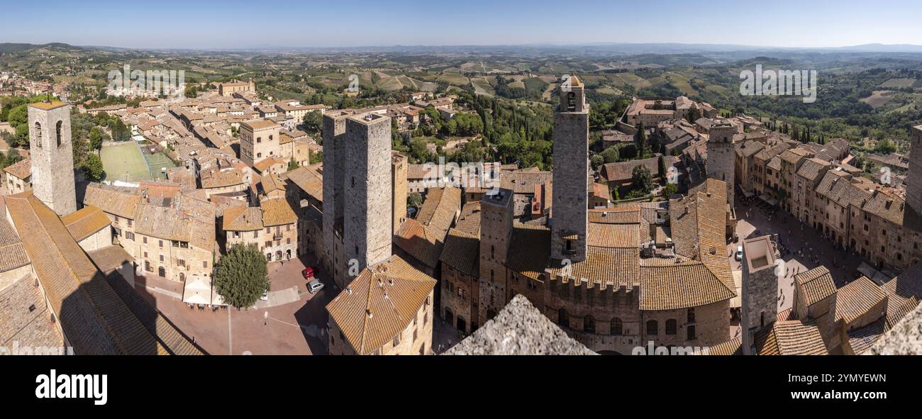 Großer Panoramablick über die Innenstadt von San Gimignano, Torri dei Salvucci und Torre Rognosa im Zentrum, von Torre Grosso, Italien, Europa Stockfoto