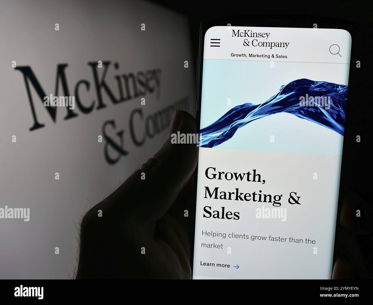 Stuttgart, Deutschland, 16.03.2024: Person, die ein Mobiltelefon hält, mit Webseite des US-Beratungsunternehmens McKinsey and Company vor dem Logo. Konzentrieren Sie sich auf die Mitte Stockfoto