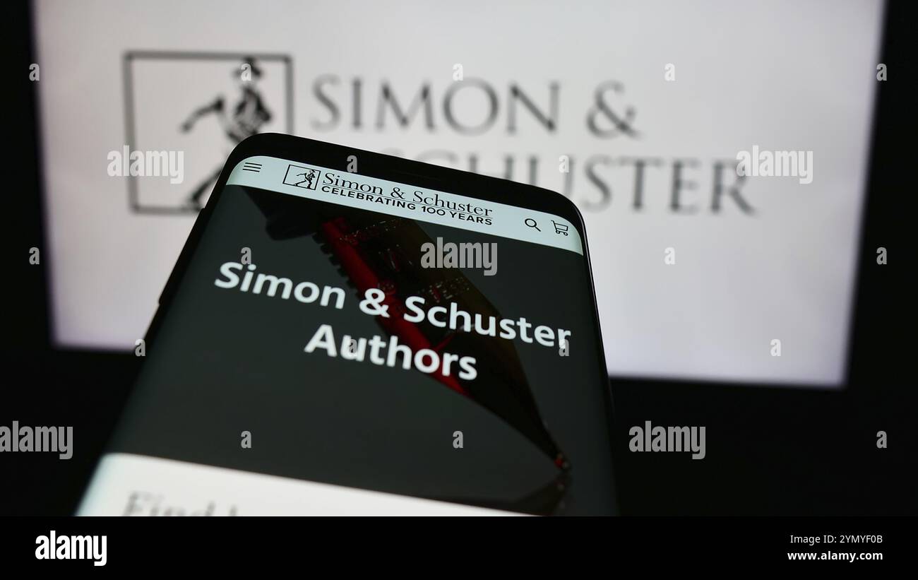 Stuttgart, Deutschland, 04.08.2024: Mobiltelefon mit Website des US-amerikanischen Verlags Simon and Schuster LLC vor Geschäftslogo. Fokus oben links Stockfoto