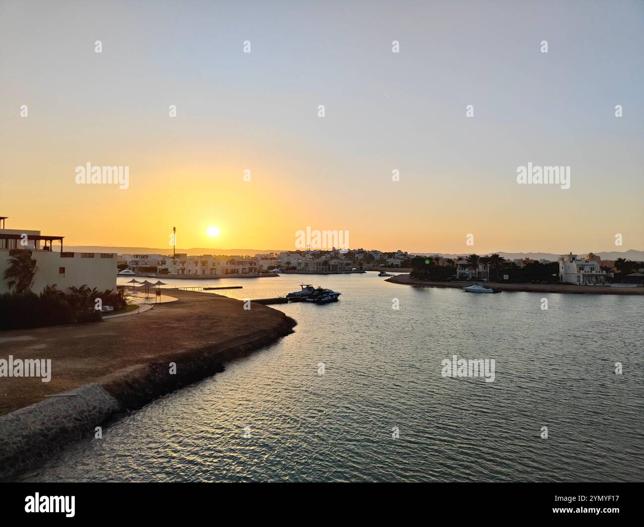 Aus der Vogelperspektive auf eine Flussbiegung unter einem wunderschönen Sonnenuntergang Stockfoto