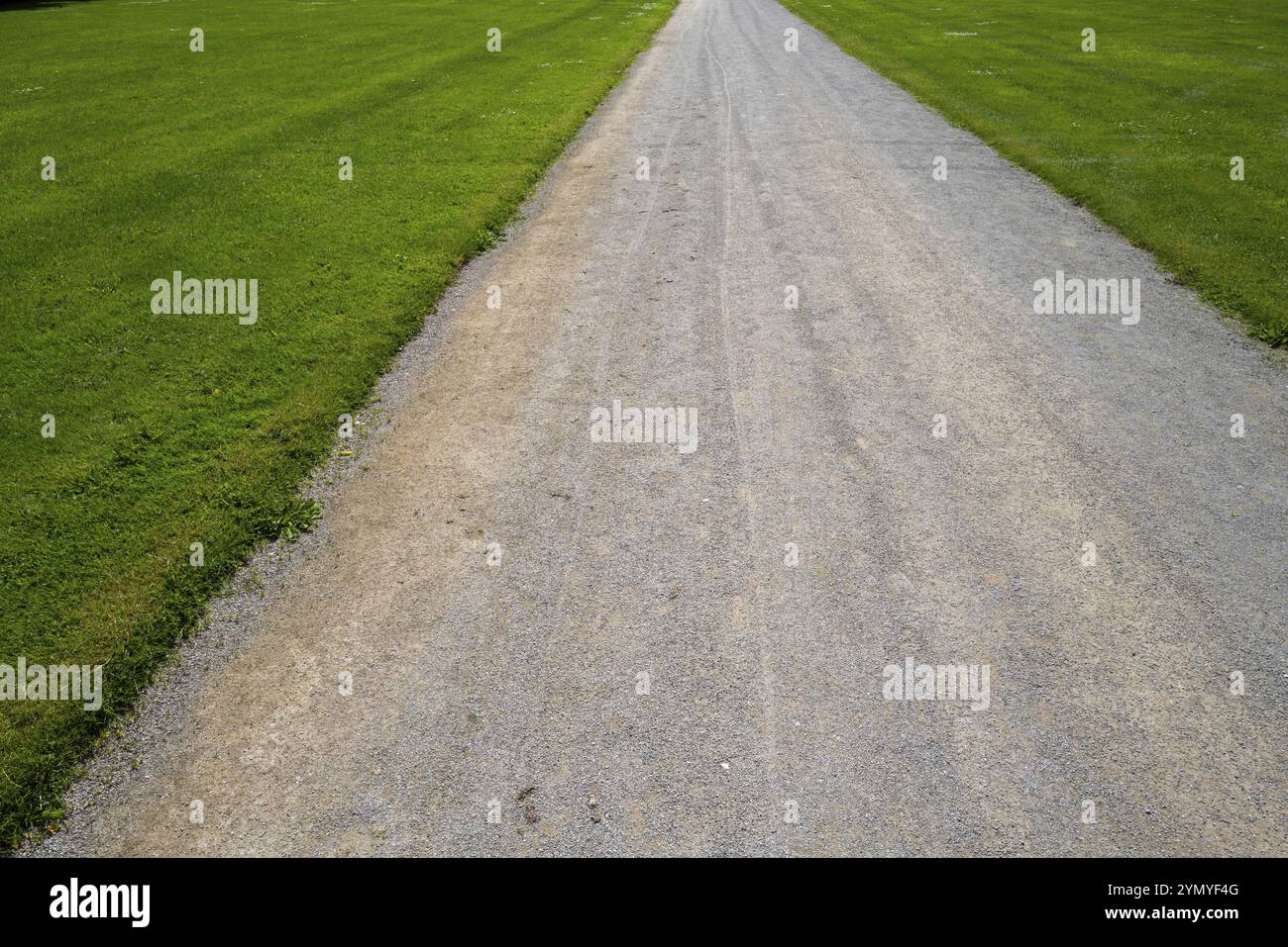 Breiter, gepflegter Schotterweg im Park Stockfoto