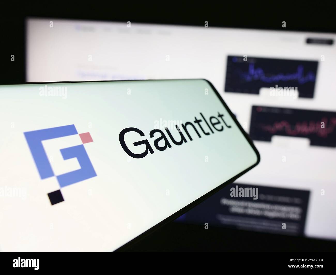 Stuttgart, 28.03.2024: Mobiltelefon mit Logo des amerikanischen Defi Solutions Unternehmens Gauntlet Networks Inc. Vor der Website. Fokus auf Mitte- Stockfoto