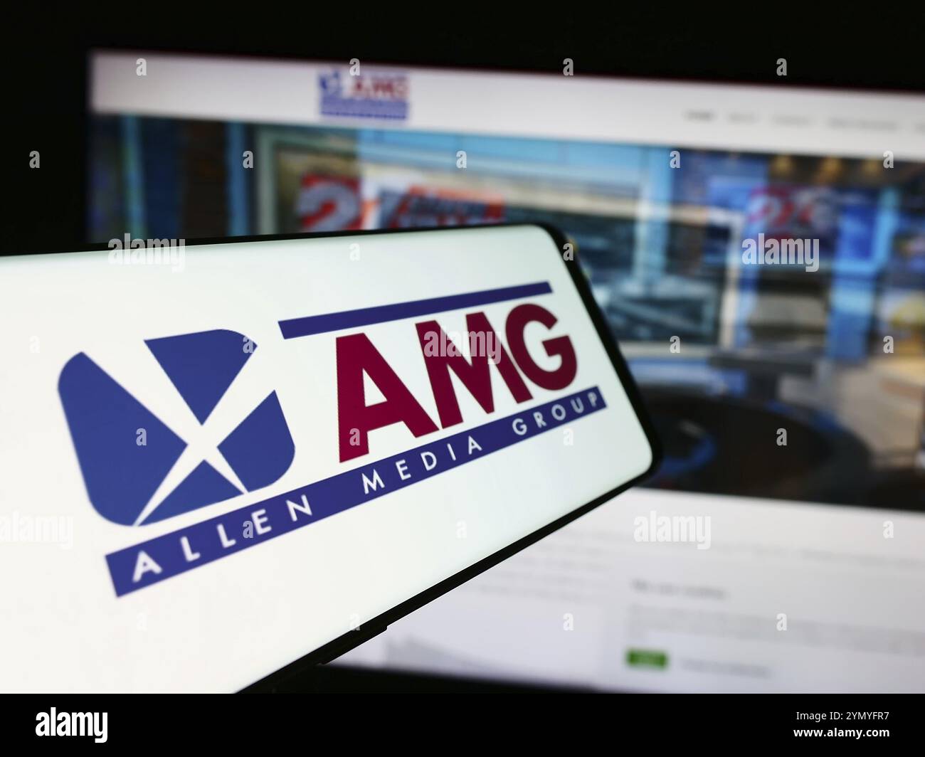 Stuttgart, Deutschland, 07.01.2024: Mobiltelefon mit Logo des amerikanischen Senders Allen Media Group (AMG) vor der Business-Website. Konzentrieren Sie sich auf Stockfoto