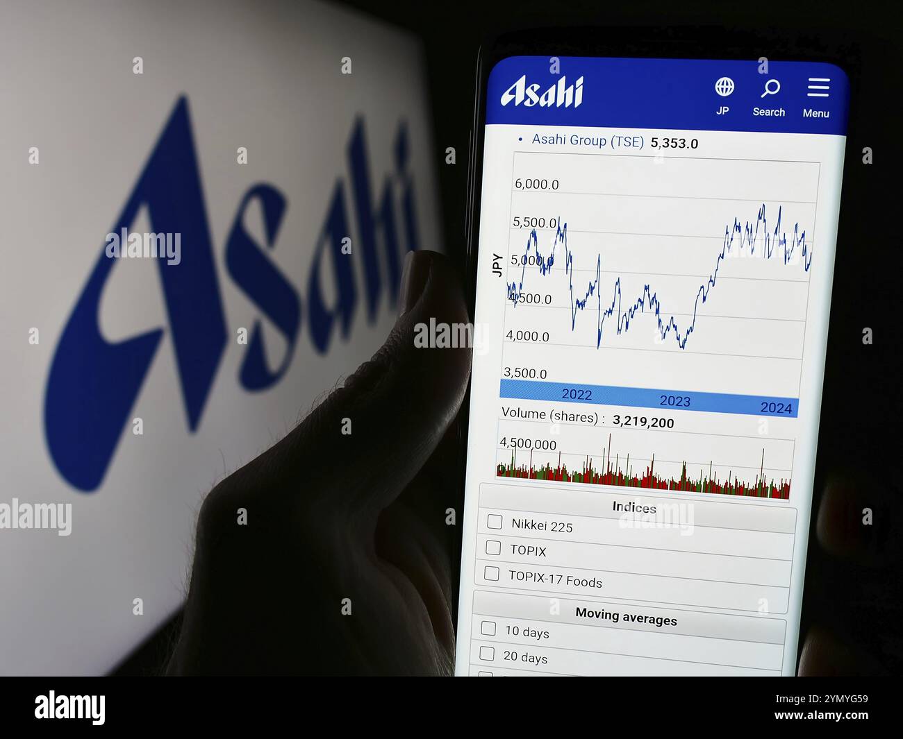 Stuttgart, Deutschland, 18.03.2024: Person, die ein Mobiltelefon hält, mit Website des japanischen Brauunternehmens Asahi Group Holdings Ltd. Vor dem Logo. Konzentrieren Sie sich auf Stockfoto