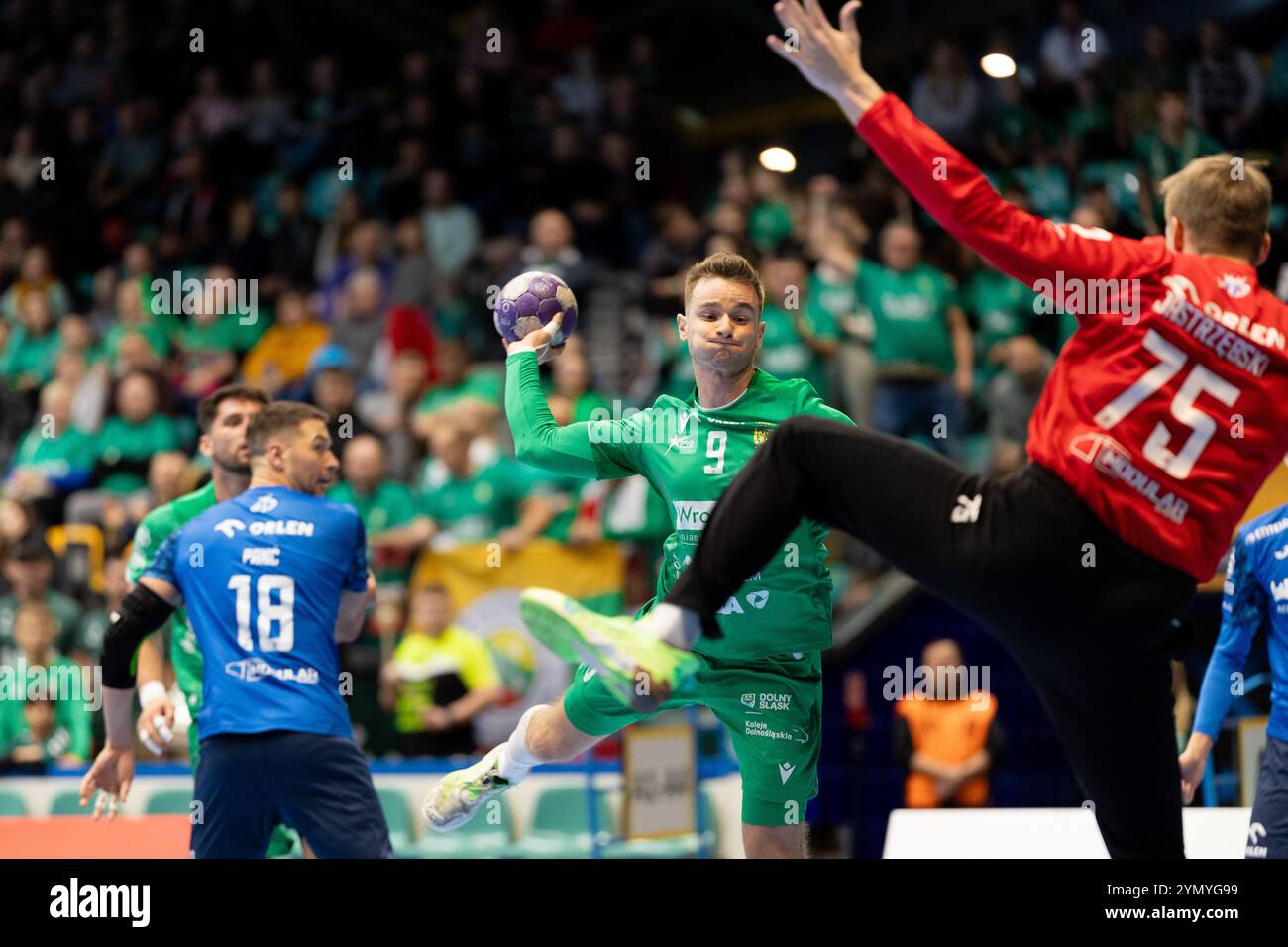 Breslau, Niederschlesien, Polen. November 2024. SZYMON FAMULSKI während eines Spiels der Orlen Superliga zwischen WKS Slask Wroclaw und Wisla Plock am 23. November 2024. Breslau, Polen. (Kreditbild: © Mateusz Birecki/ZUMA Press Wire) NUR REDAKTIONELLE VERWENDUNG! Nicht für kommerzielle ZWECKE! Stockfoto