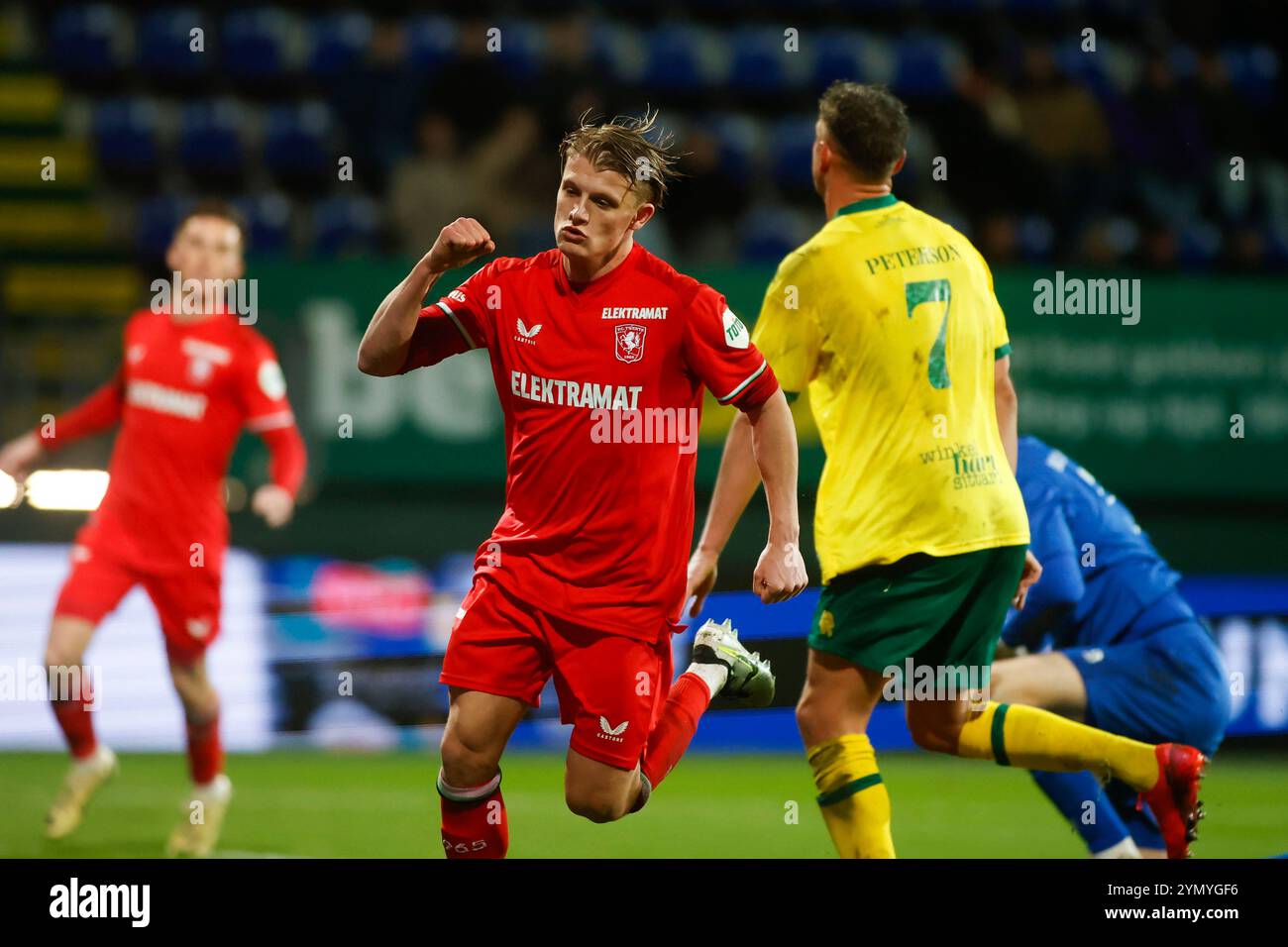 SITTARD, NIEDERLANDE - 23. NOVEMBER: SEM Steijn vom FC Twente feiert sein Tor während des niederländischen Eredivisie-Spiels zwischen Fortuna Sittard und FC Twente im Fortuna Sittard Stadion am 23. November 2024 in Sittard, Niederlande. (Foto von Orange Pictures/Orange Pictures) Credit: Orange Pics BV/Alamy Live News Stockfoto